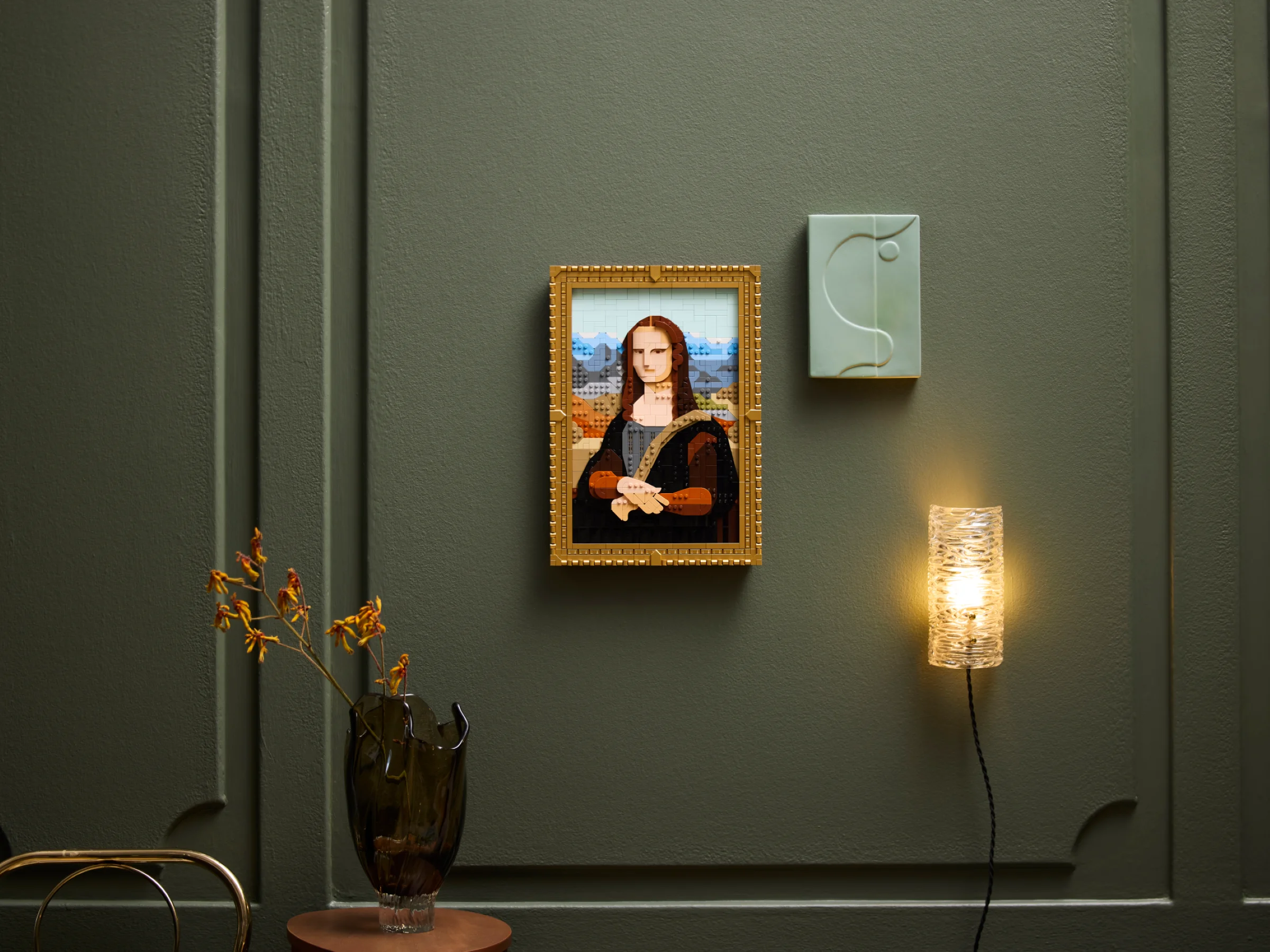 Mona Lisa LEGO înrămată, expusă elegant pe un perete verde. O piesă de artă unică.