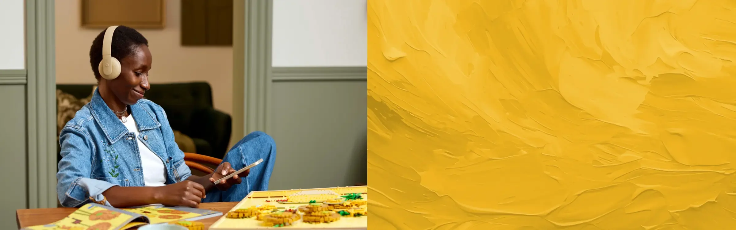 O femeie ascultă muzică și construiește setul LEGO 