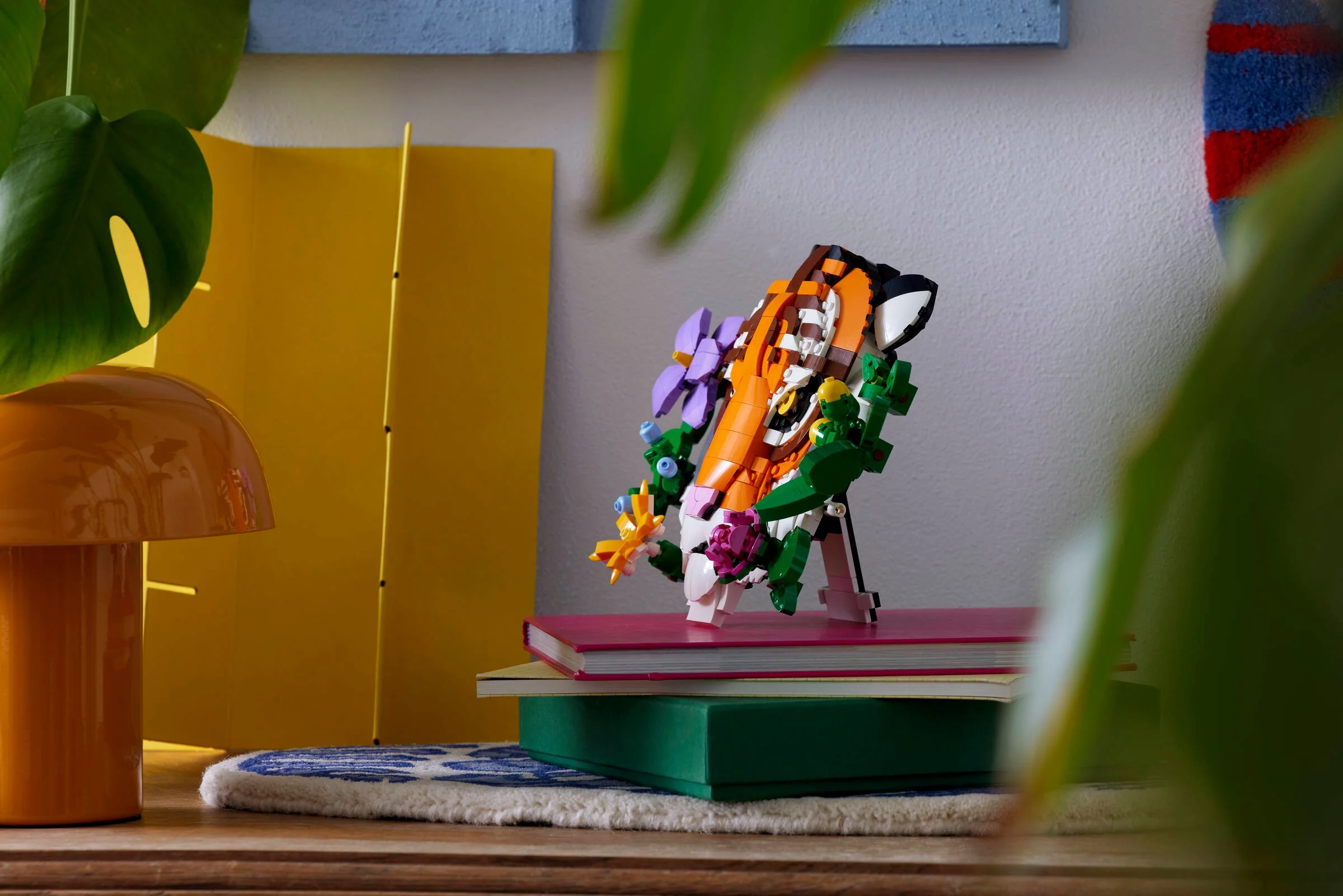Modelul LEGO Tigru 31217 decorat cu flori, pe o masă, stil lifestyle.