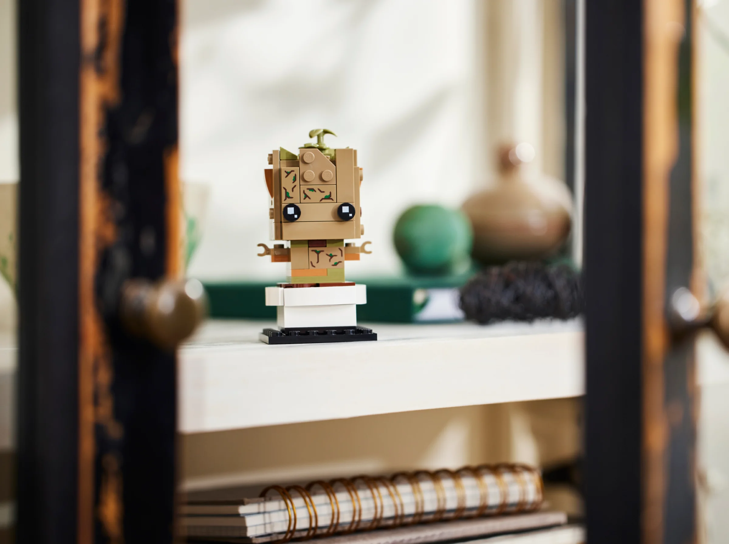 Groot la ghiveci BrickHeadz pe o etajeră, detaliat, cu aspect de lemn și elemente decorative.