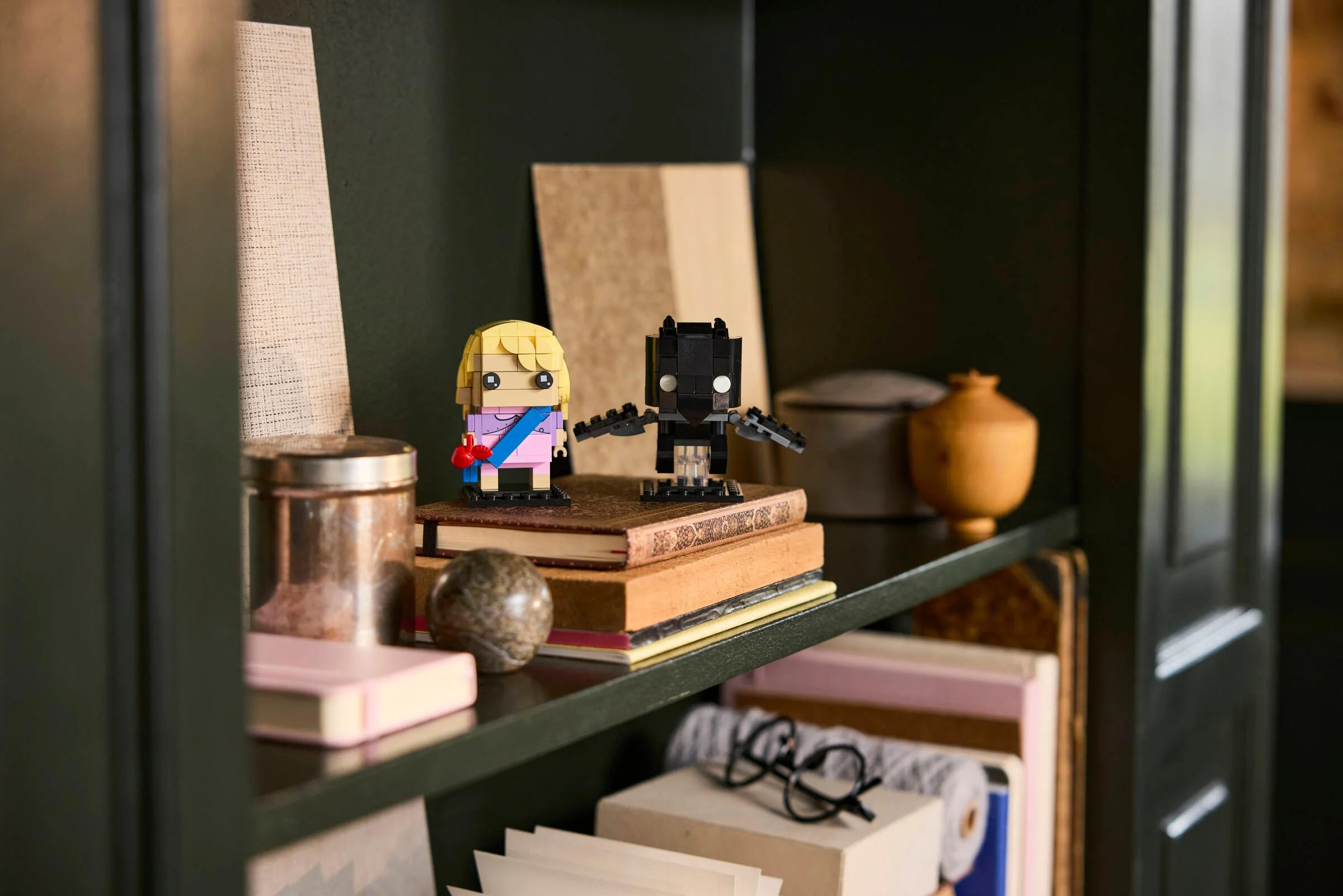 Figurinele LEGO BrickHeadz Luna Lovegood și Thestral pe un raft. Detaliu decorativ interior.