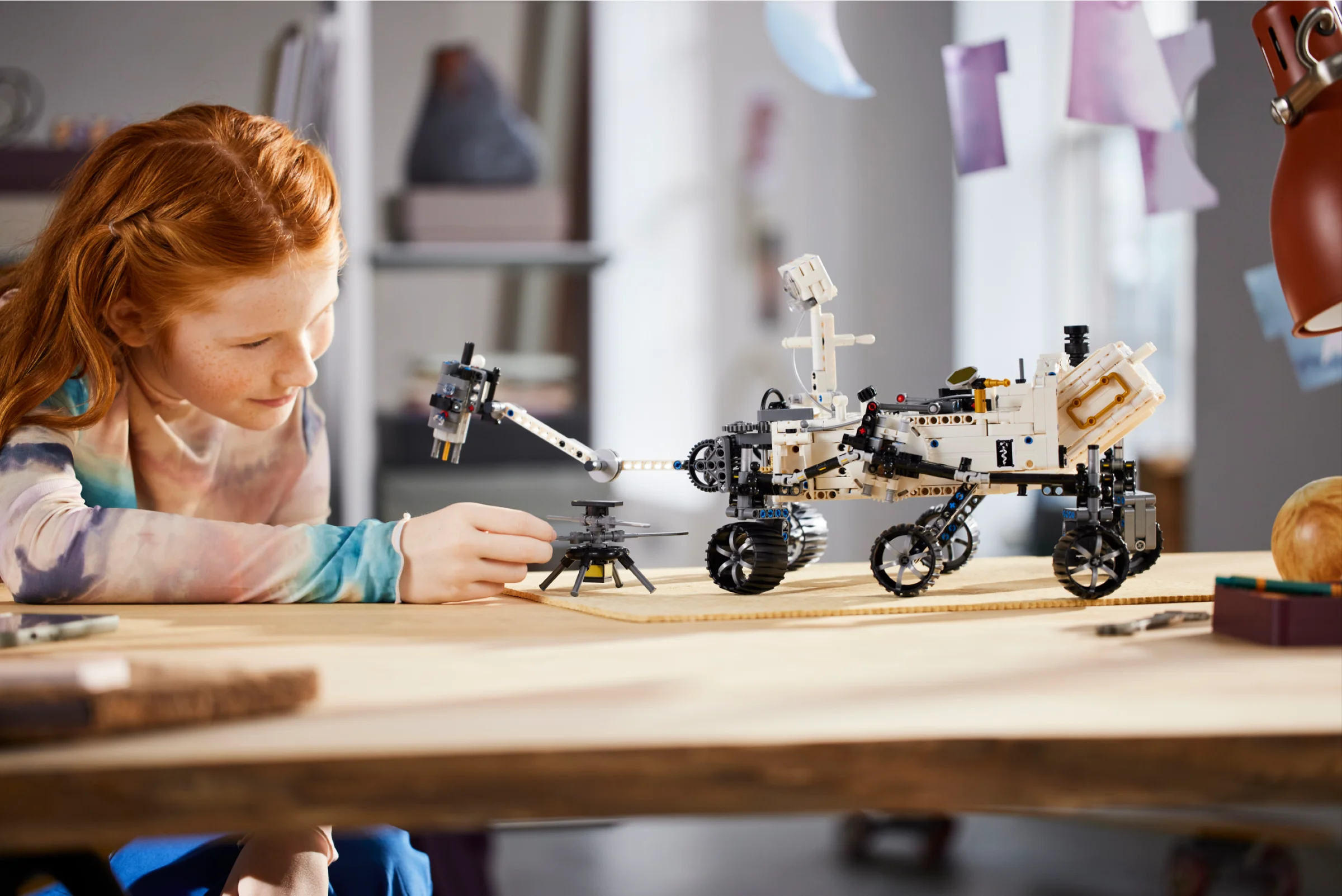 Fată construind Roverul Perseverance LEGO Technic. Activitate STEM.