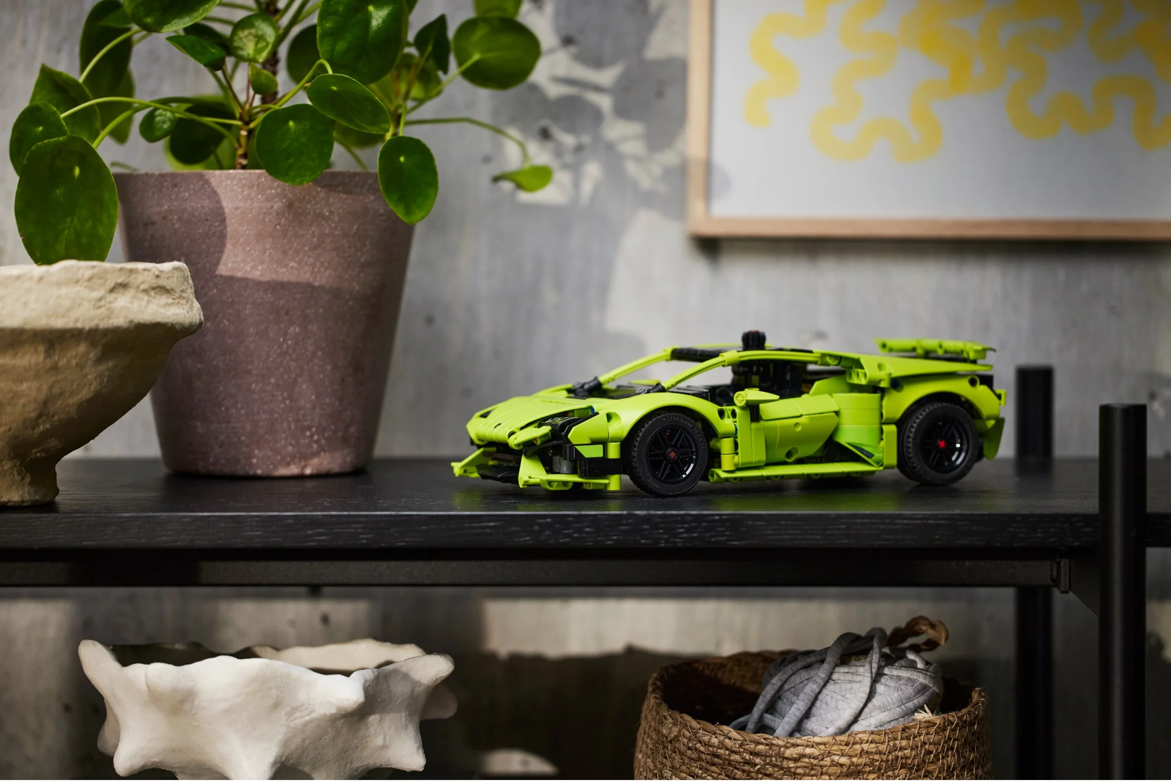 Modelul Lamborghini Huracán Tecnica LEGO Technic, finisat și expus într-un decor modern.