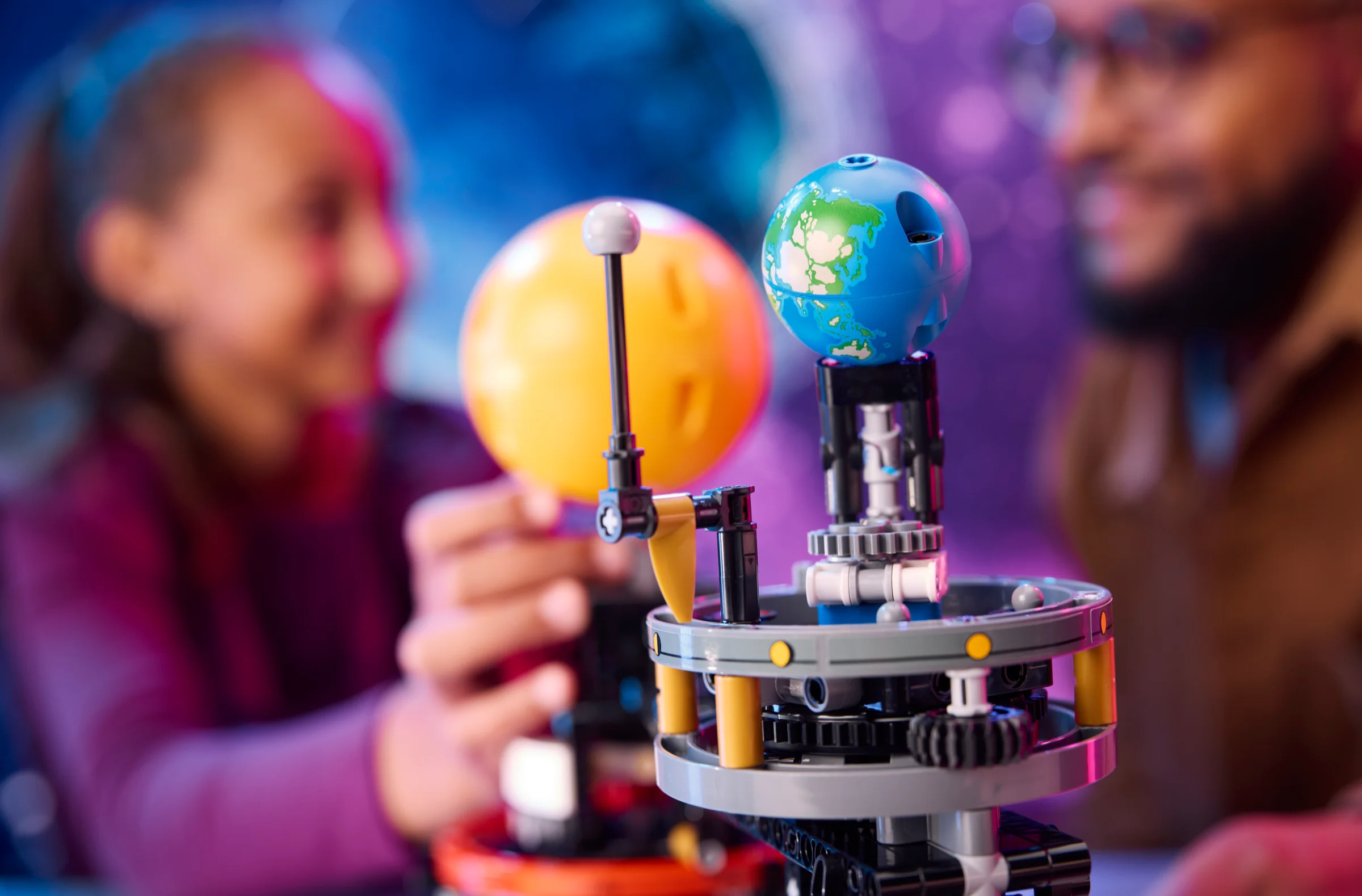 Modelul LEGO Planetă Pământ și Lună în Orbită, văzut prin ochii unui copil.