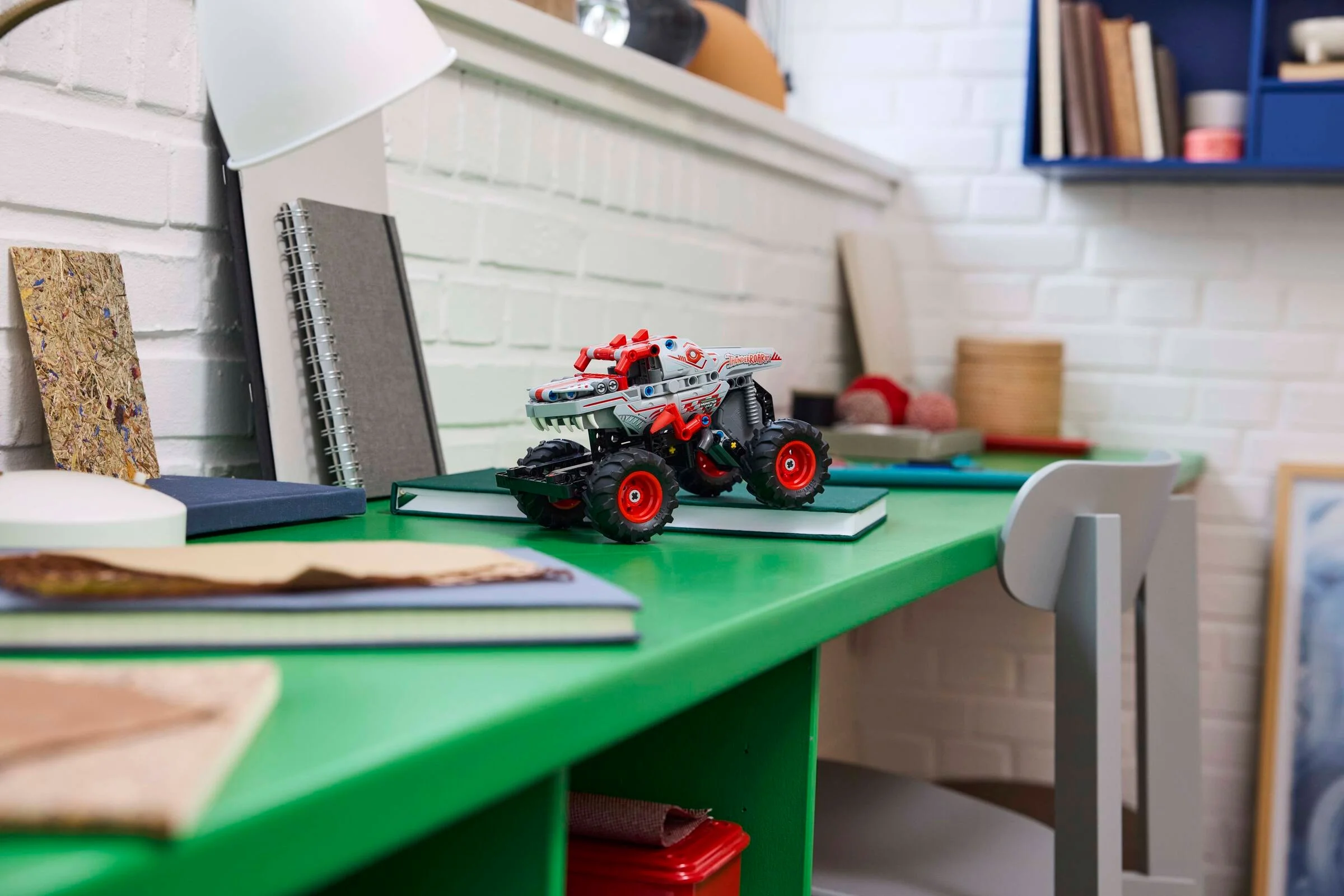 ThunderROARus Monster Jam stând pe un birou, un model detaliat și distractiv.