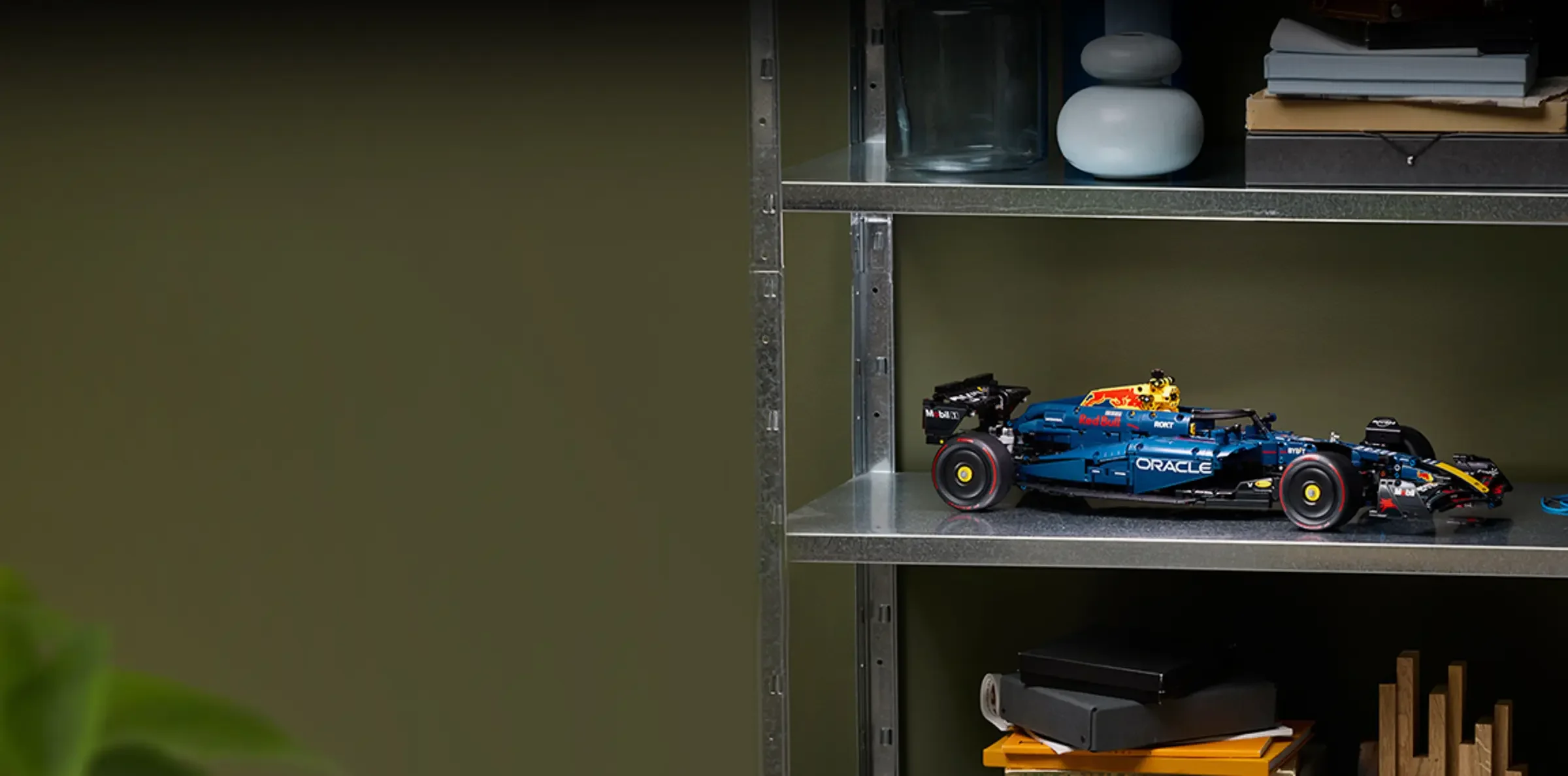 Modelul LEGO al mașinii Oracle Red Bull Racing RB20 F1, expus elegant pe un raft metalic.