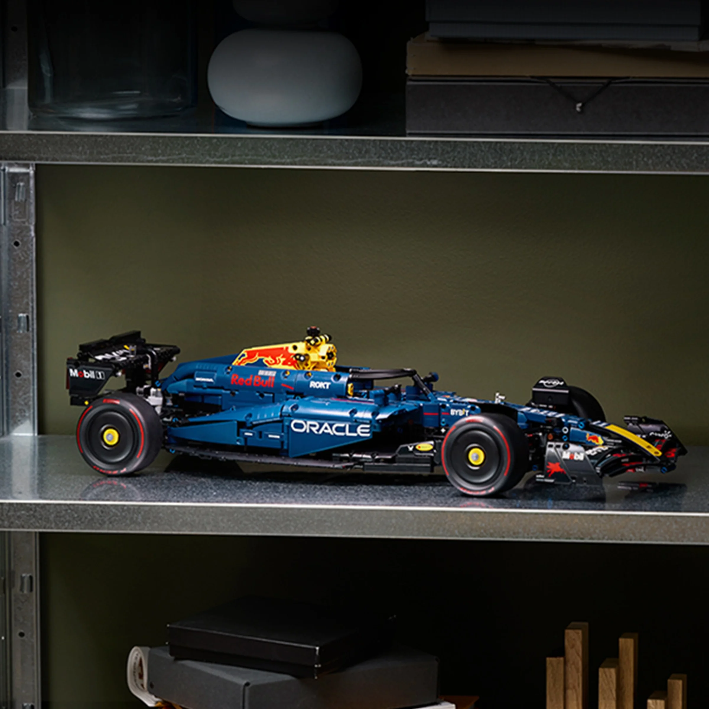 Modelul LEGO Technic al mașinii Oracle Red Bull Racing RB20, expus pe un raft.