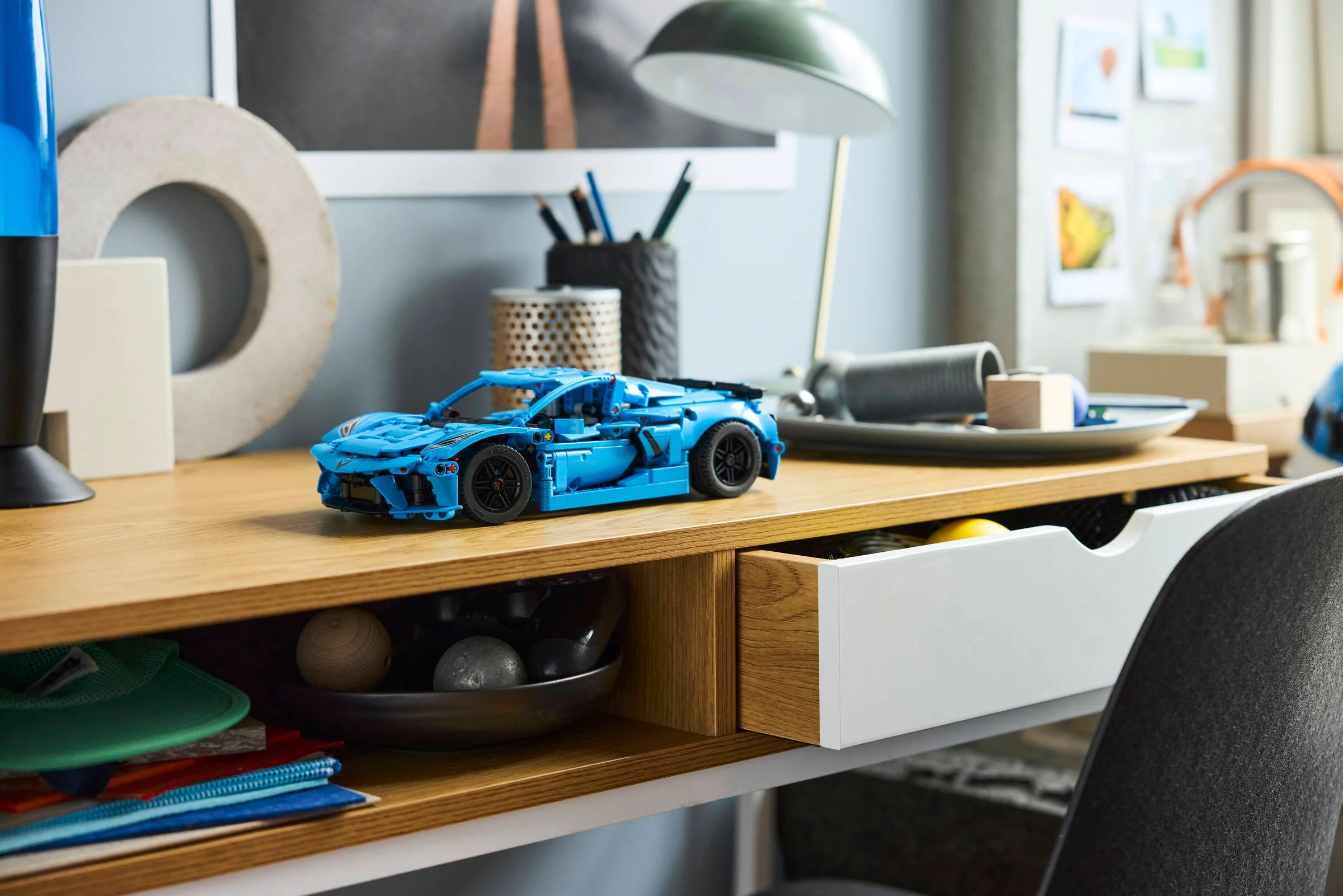 Corvette albastră pe un birou. Modelul asamblat, într-un decor modern.