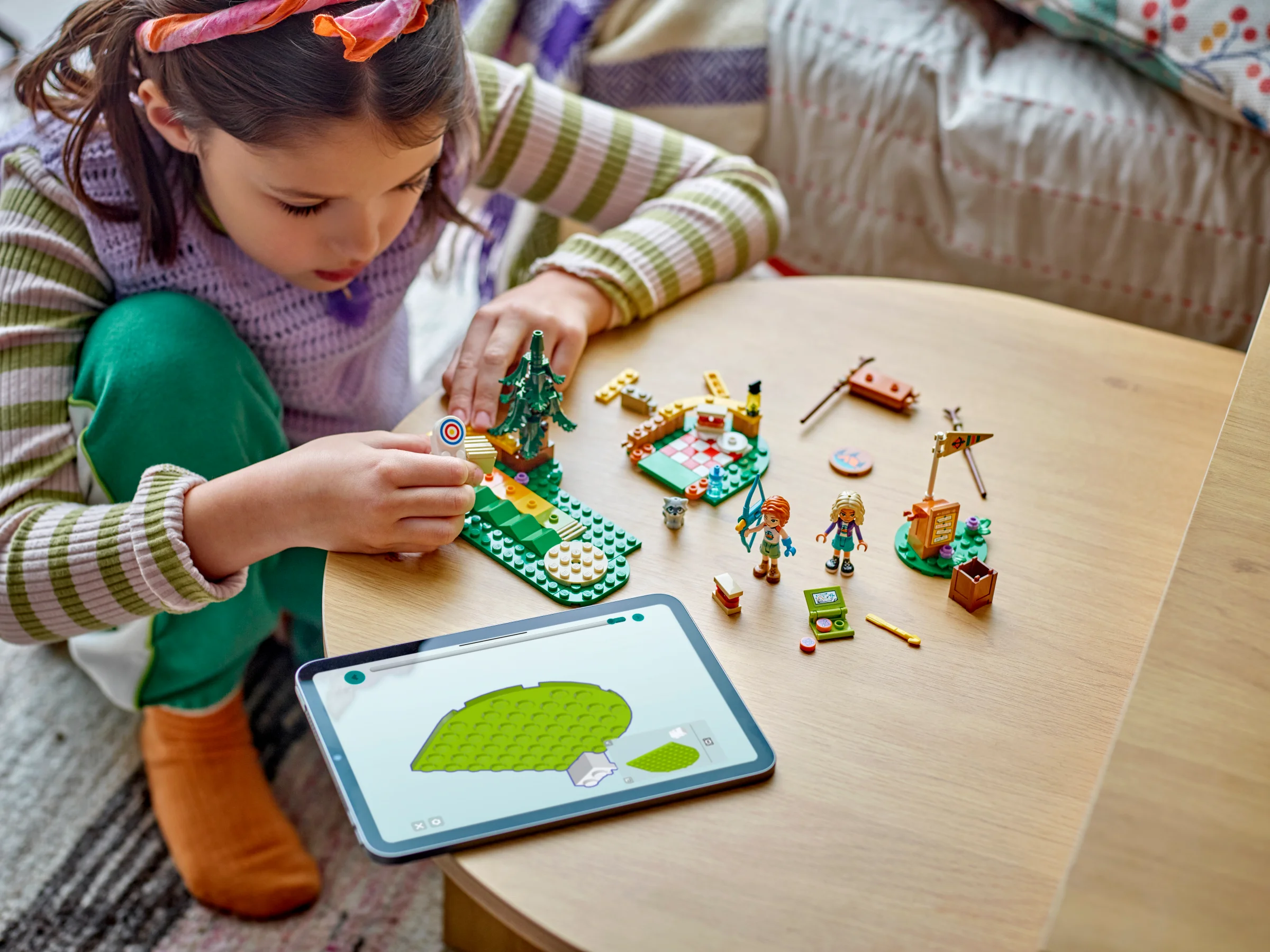 O fată construiește setul LEGO 42622. Instrucțiuni digitale pe tabletă.