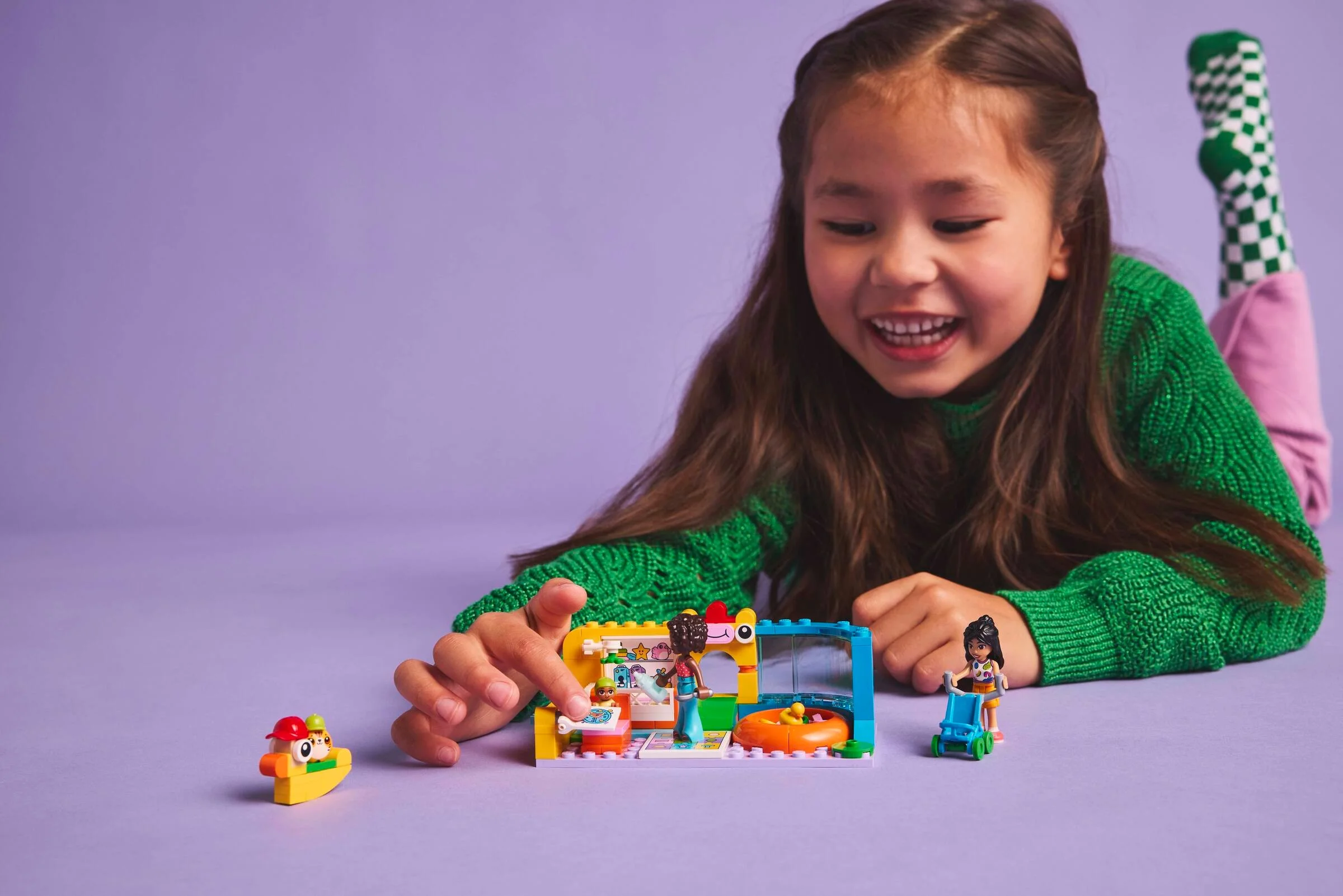 O fetiță se joacă cu setul LEGO Friends Căminul surioarei lui Aliya.