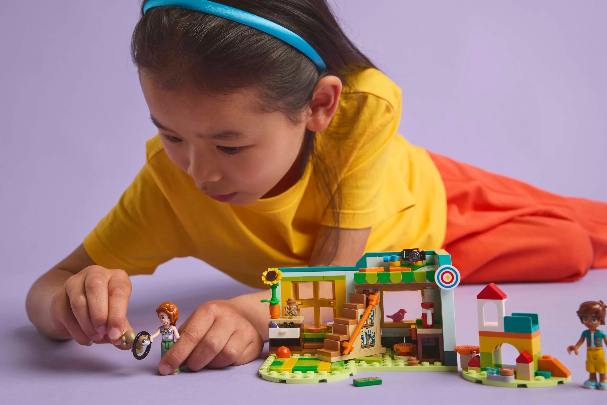 Copil jucându-se cu setul LEGO Friends 42646, Camera lui Autumn. Set colorat și detaliat.