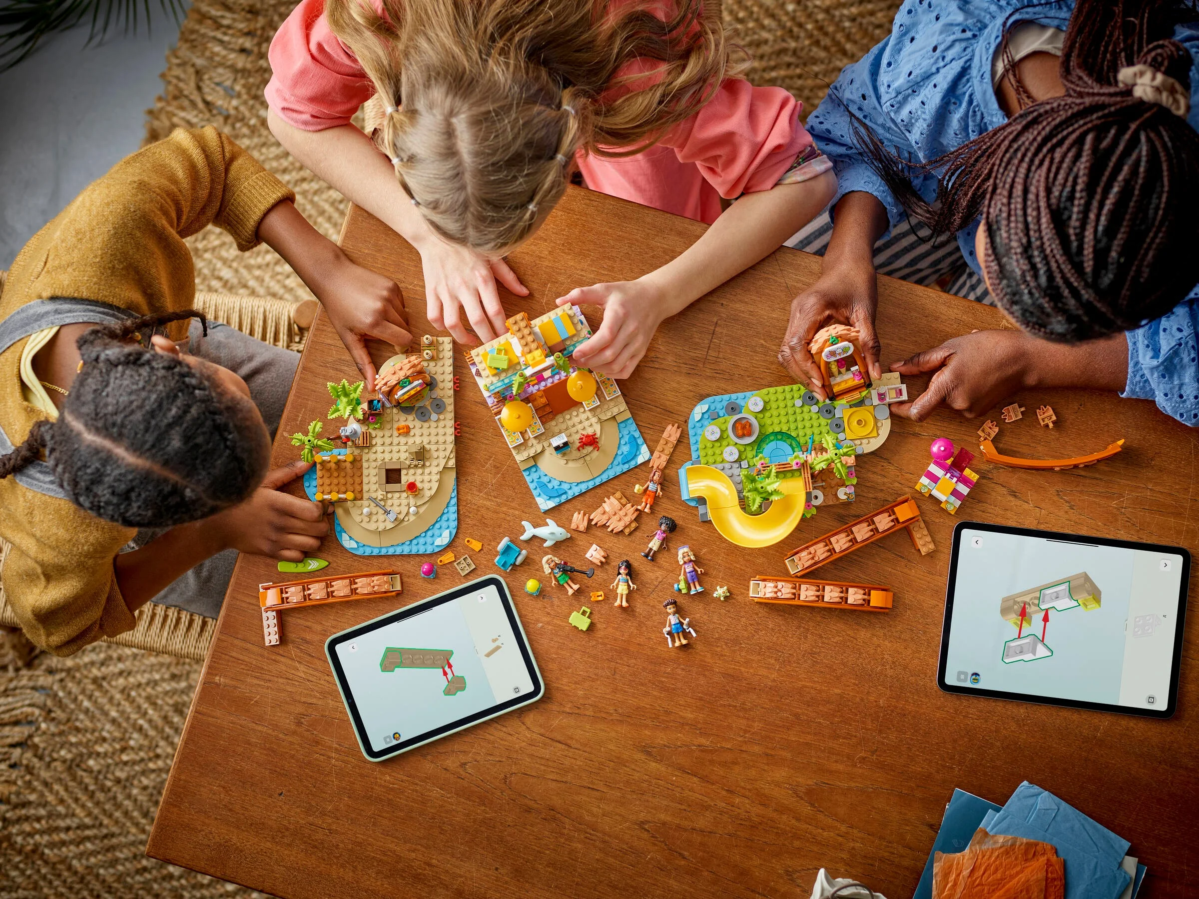 Copii construind setul LEGO Friends 42673, stațiune de vacanță pe plajă.