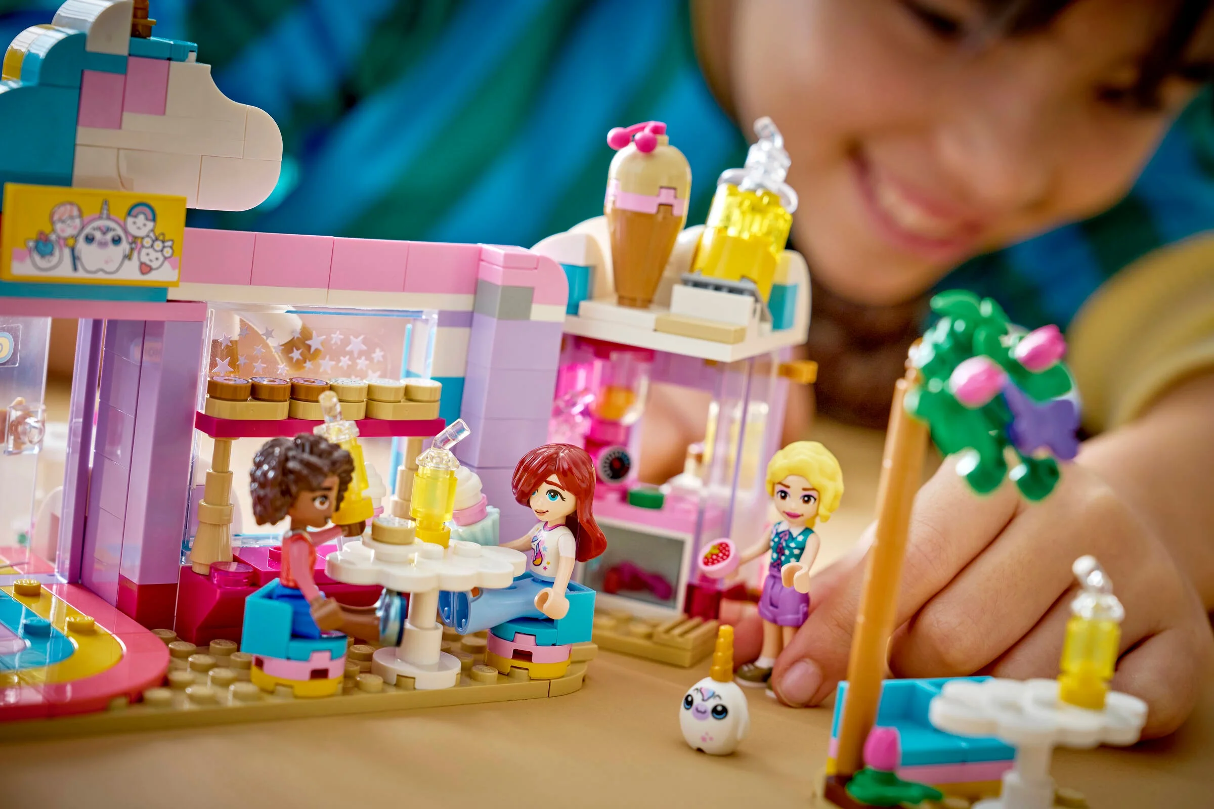 Cafeneaua Unicorn Dream, un set LEGO Friends, cu fetițe, cafenea și detalii viu colorate.