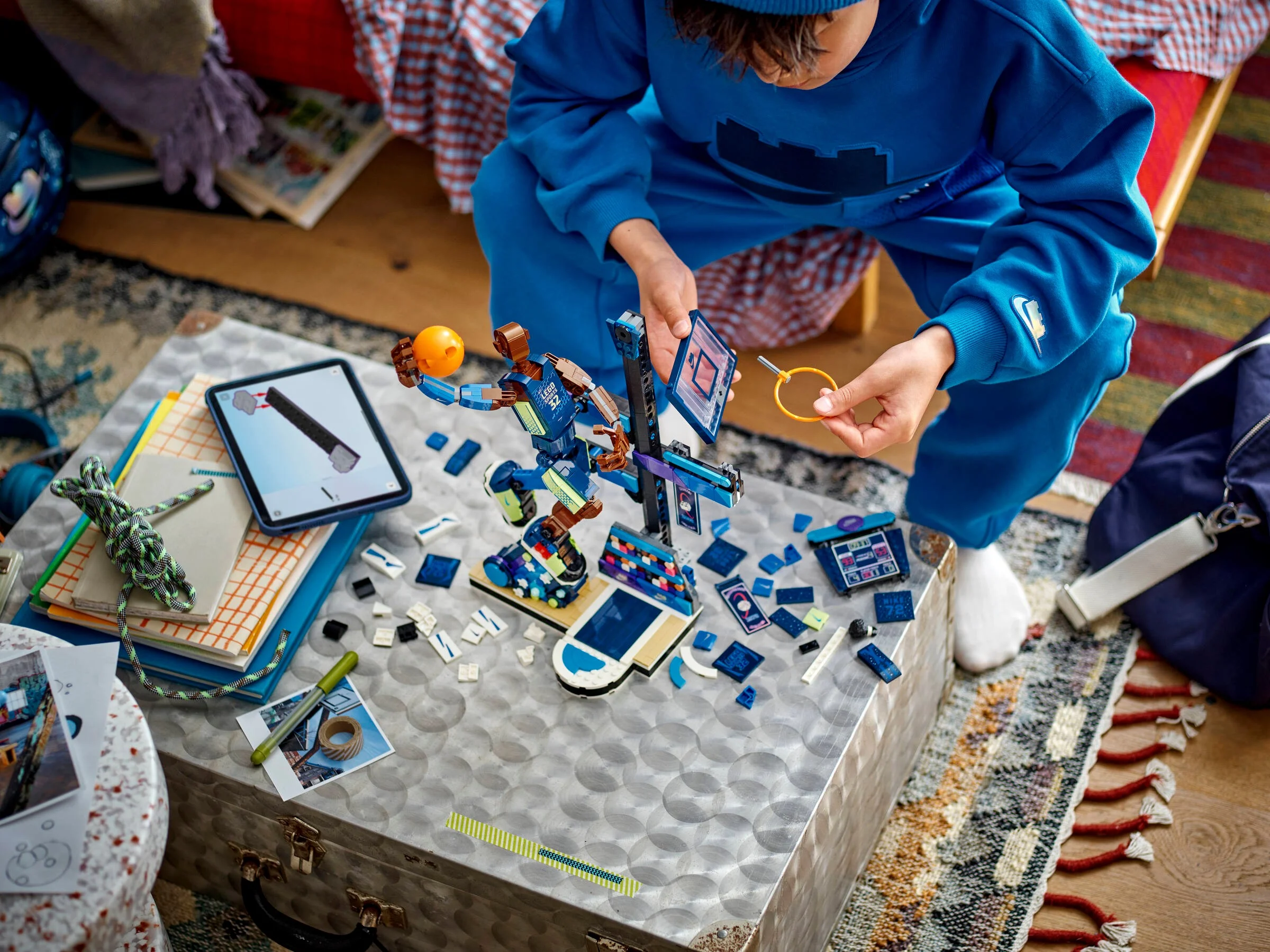 Copil construind modelul LEGO Nike Slam Dunk. Văzute elemente și detalii interesante.