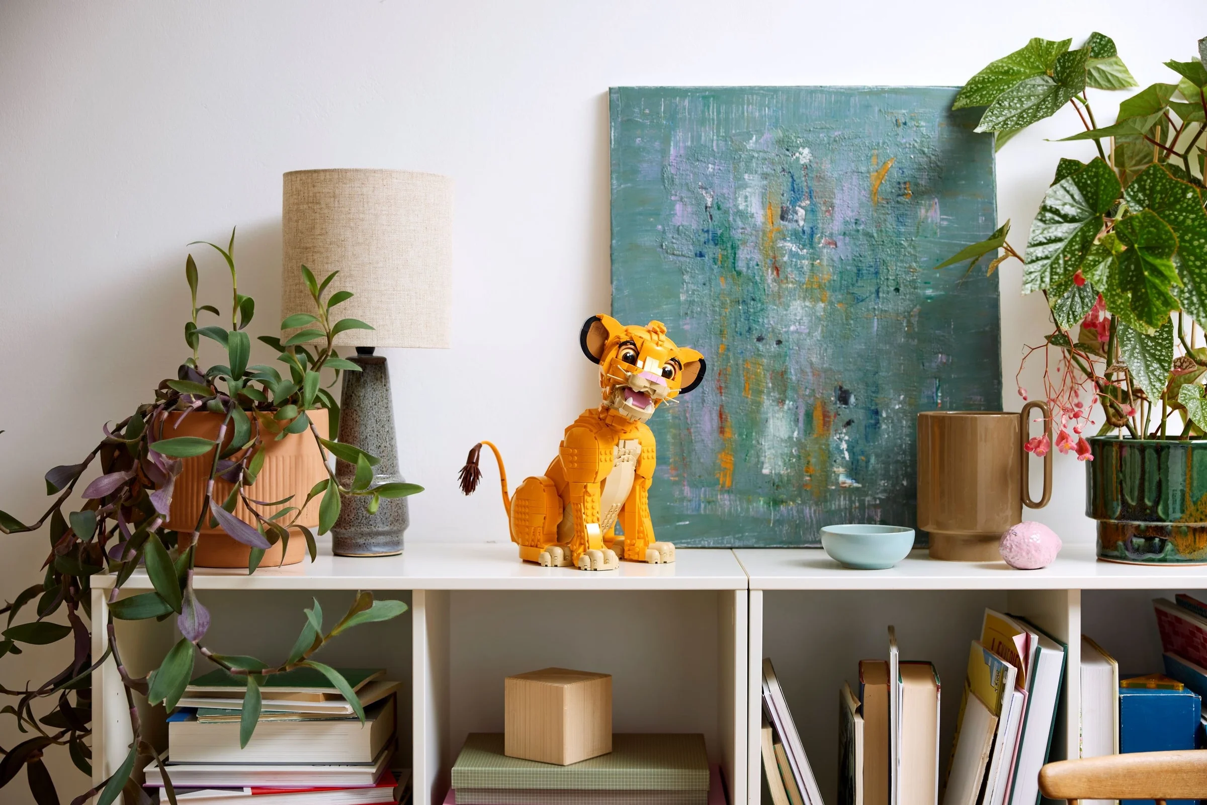 Simba tânăr LEGO expus pe un raft cu decorațiuni. O piesă de decor minunată!