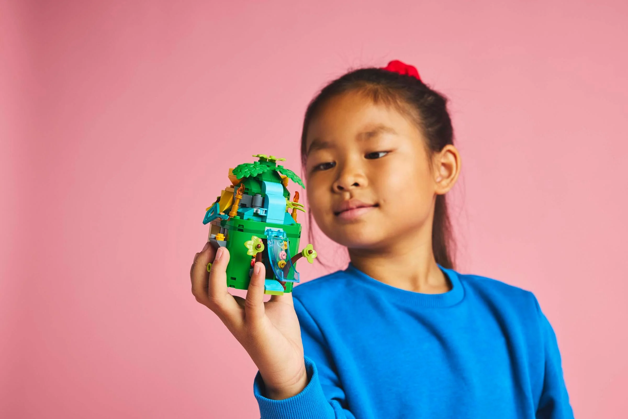 Fetiță admirând căsuța LEGO Moana. Distracție și aventură pe insulă!