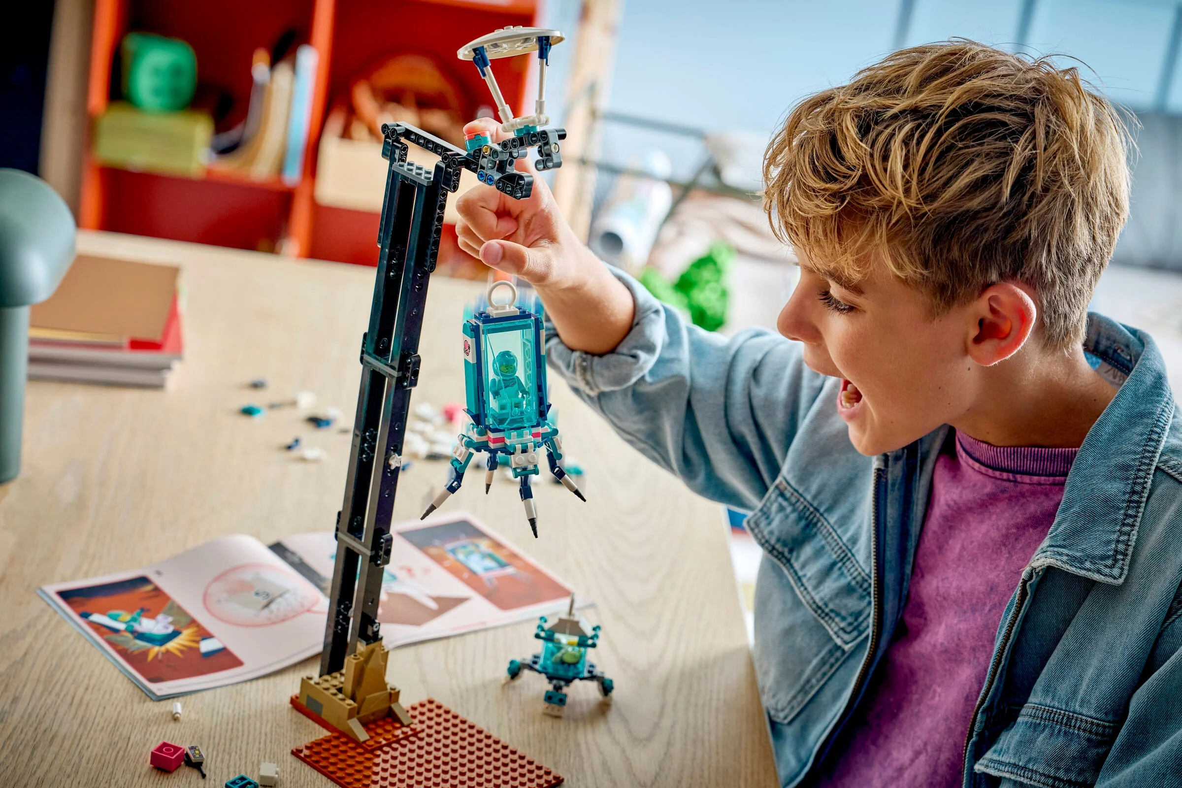 Copil examinează modulul de laborator LEGO Mars Mission cu entuziasm.