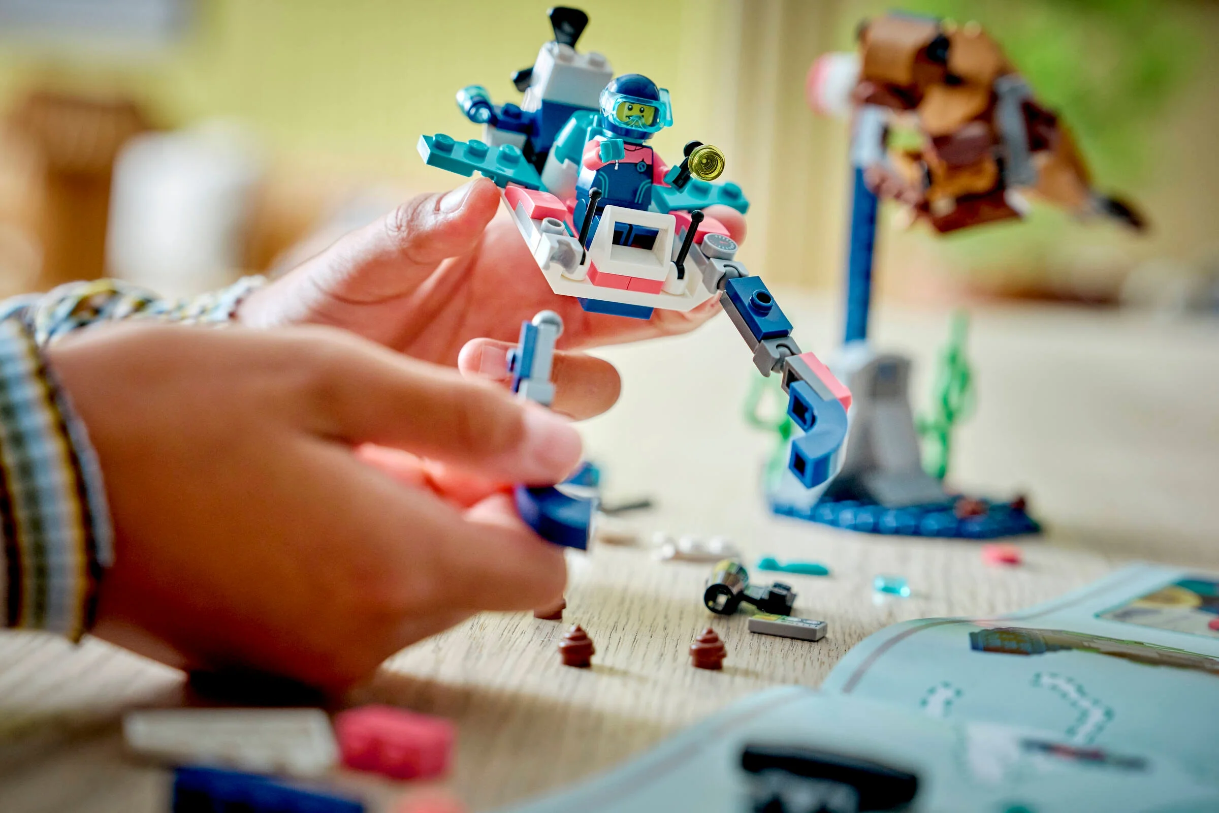 Construind kit-ul LEGO cu animale arctice, explorând lumea cu bucurie.