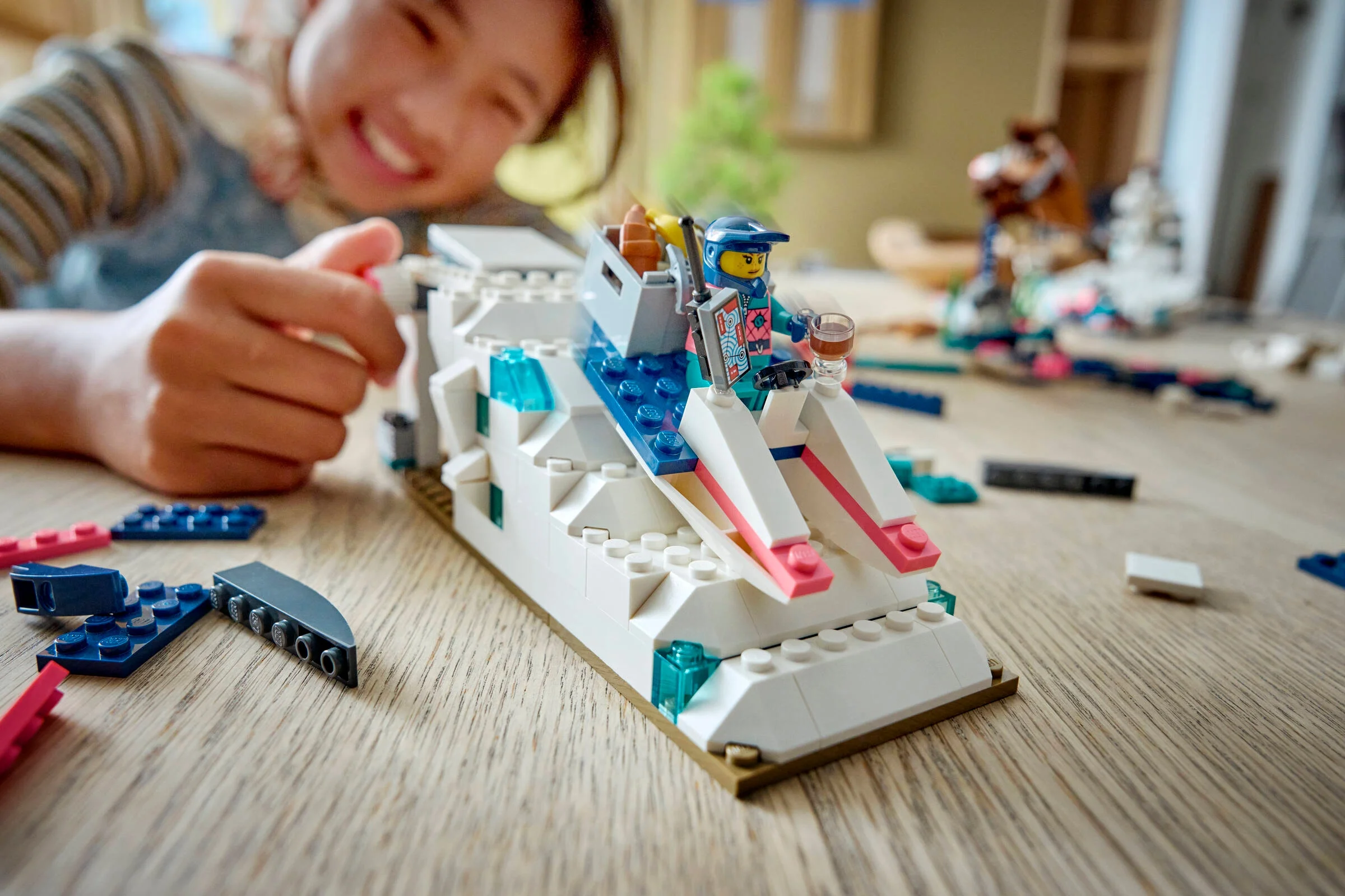 Copil construind setul LEGO Arctic Animals. Distracție educativă cu cărămizi colorate.