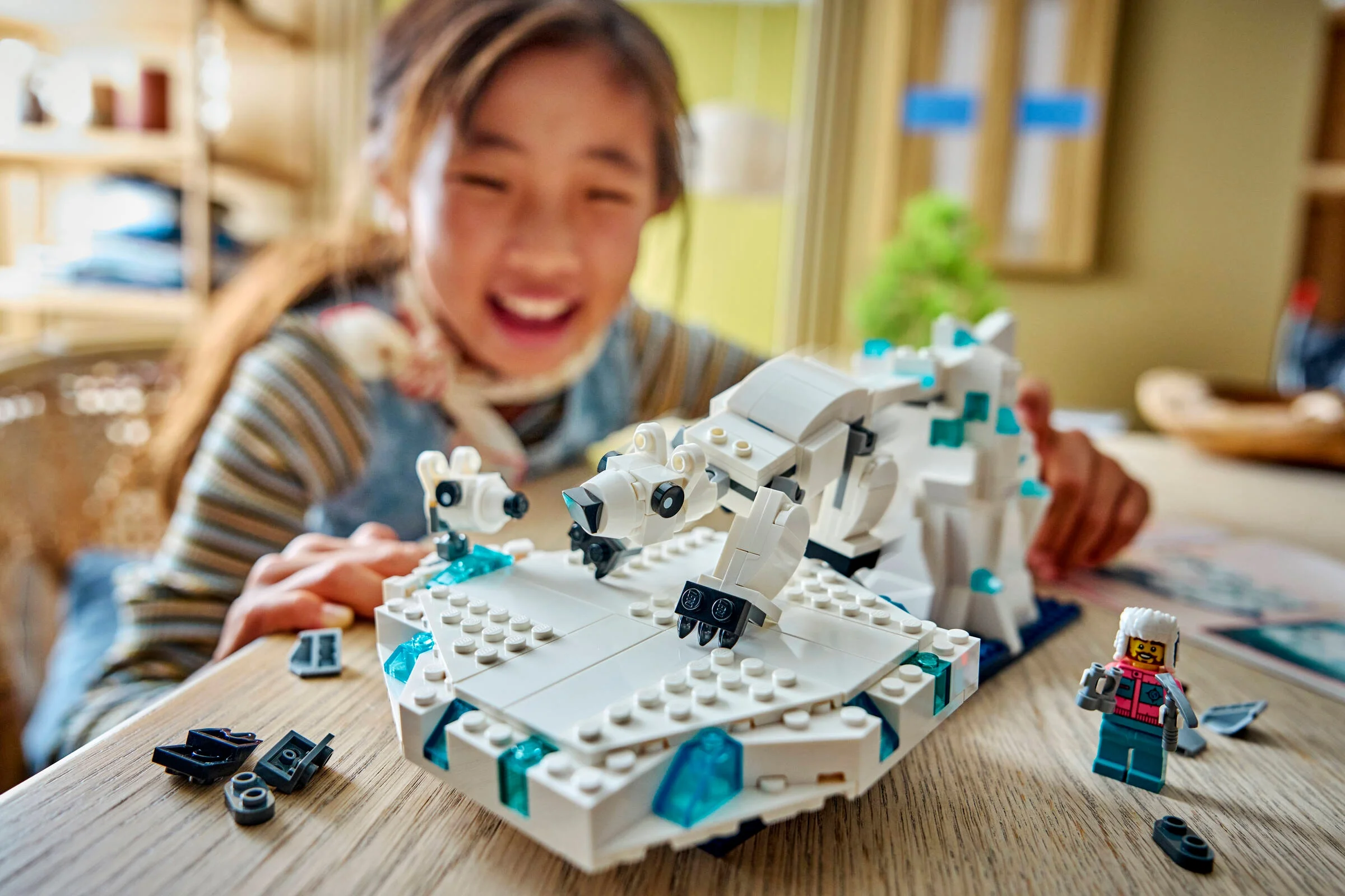 Fetiță construind setul LEGO 45203 Animale Arctice. Set educativ cu urs polar și minifigurină.