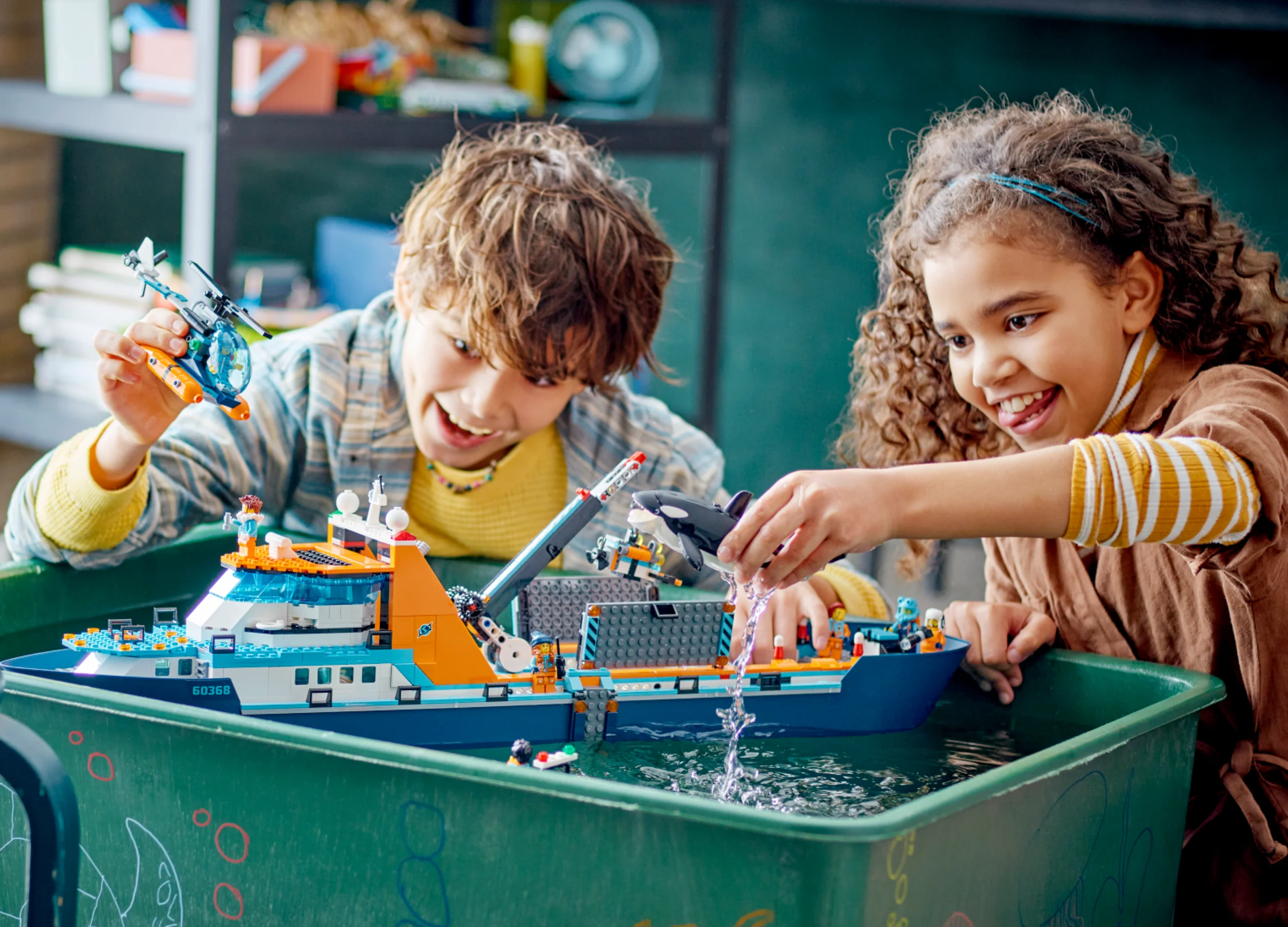 Copii se joacă cu nava arctică LEGO 60368, explorând apele înghețate. Distracție garantată!