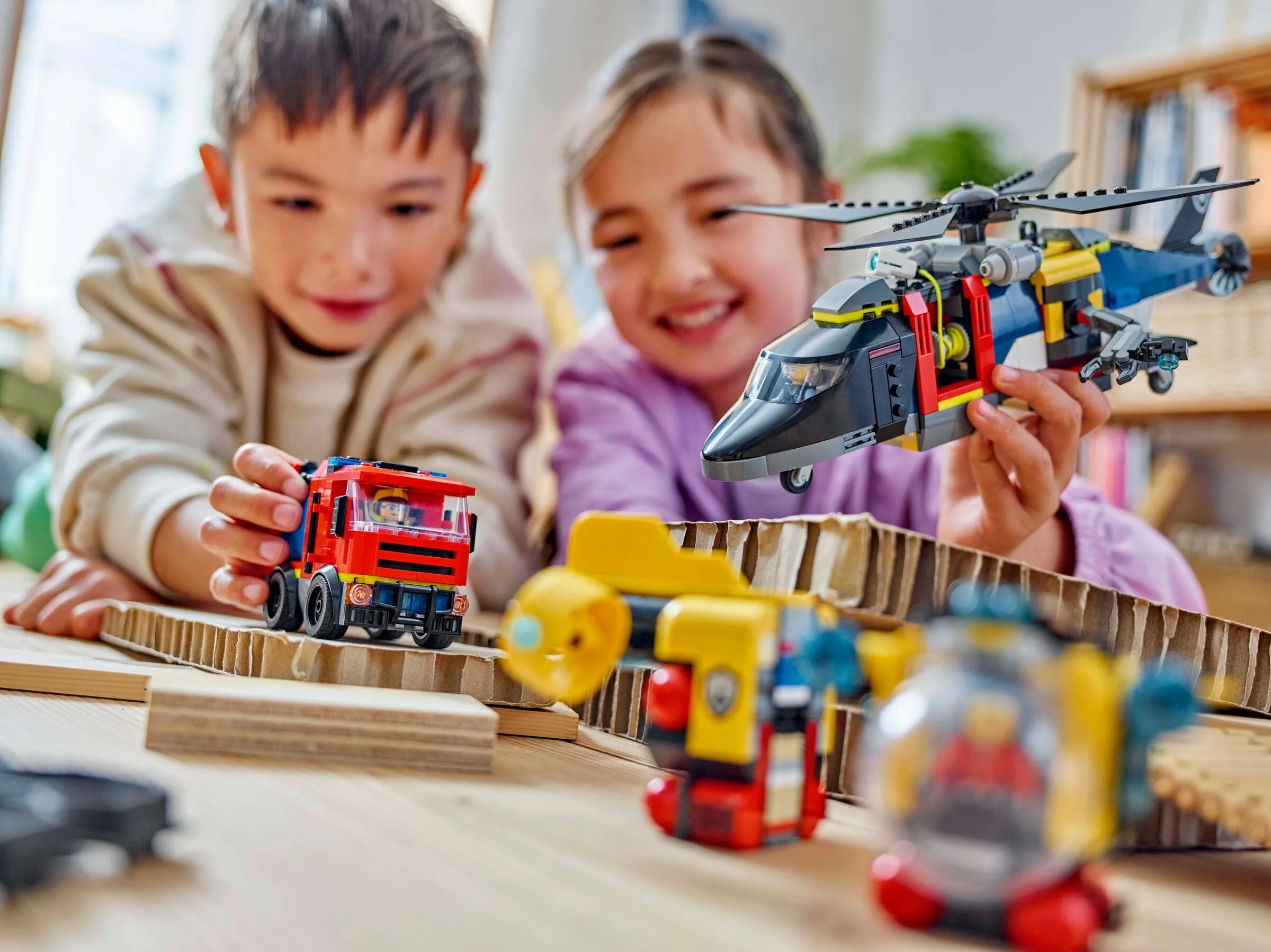 Copii se joacă cu elicopterul, camionul de pompieri și submarinul LEGO City. Distracție garantată!