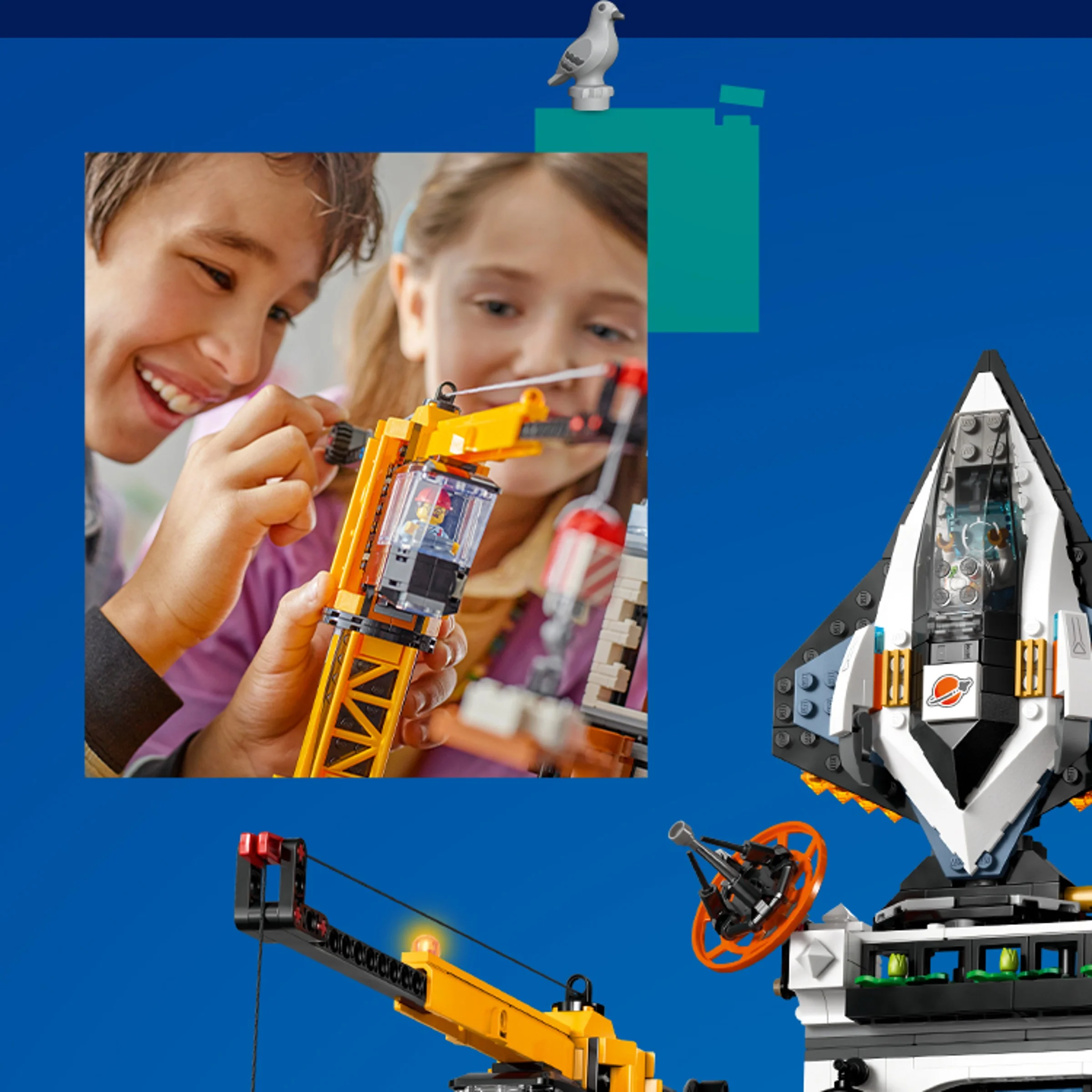 Copii construind LEGO City Tower. Macara și navă spațială vizibile. Atmosferă prietenoasă și educativă.
