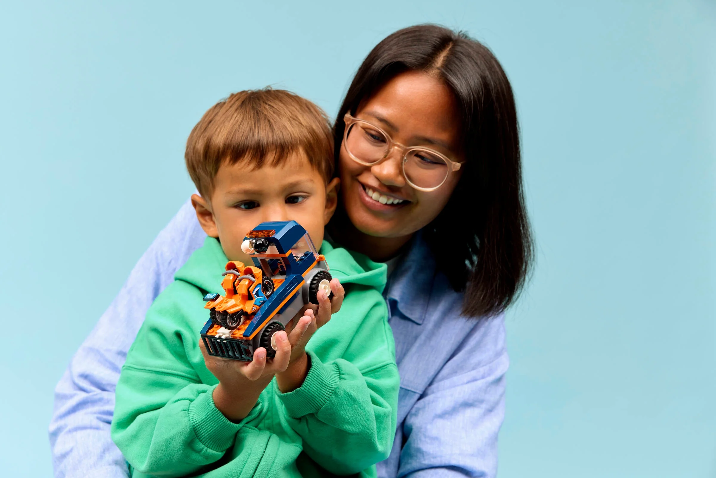 Băiat și femeie admirând setul LEGO® 60491. Bucurie prin joacă și creativitate LEGO®!