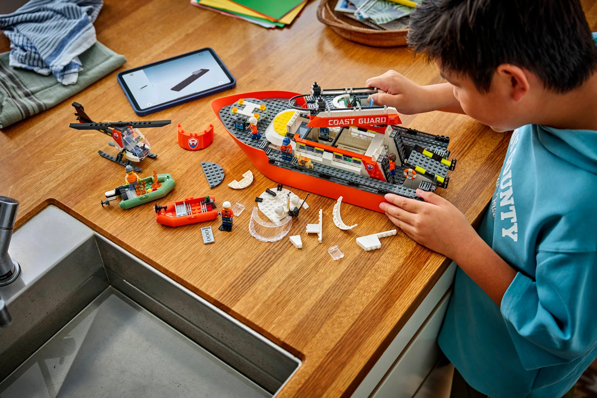 Băiat construind setul LEGO Coast Guard Rescue Boat. Distracție cu jucării!