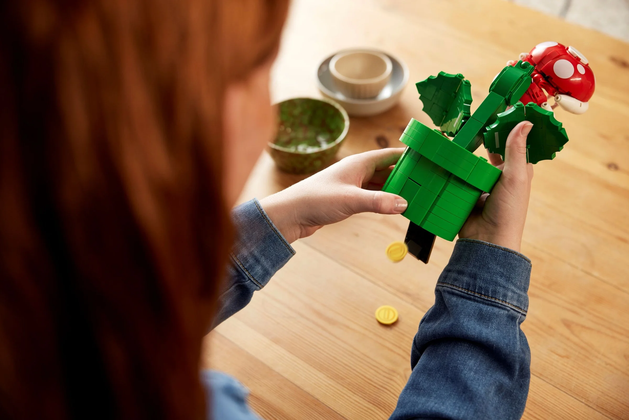 Modelul LEGO 71426 Planta Piranha este ținut în mână, arătând detaliile și construcția.