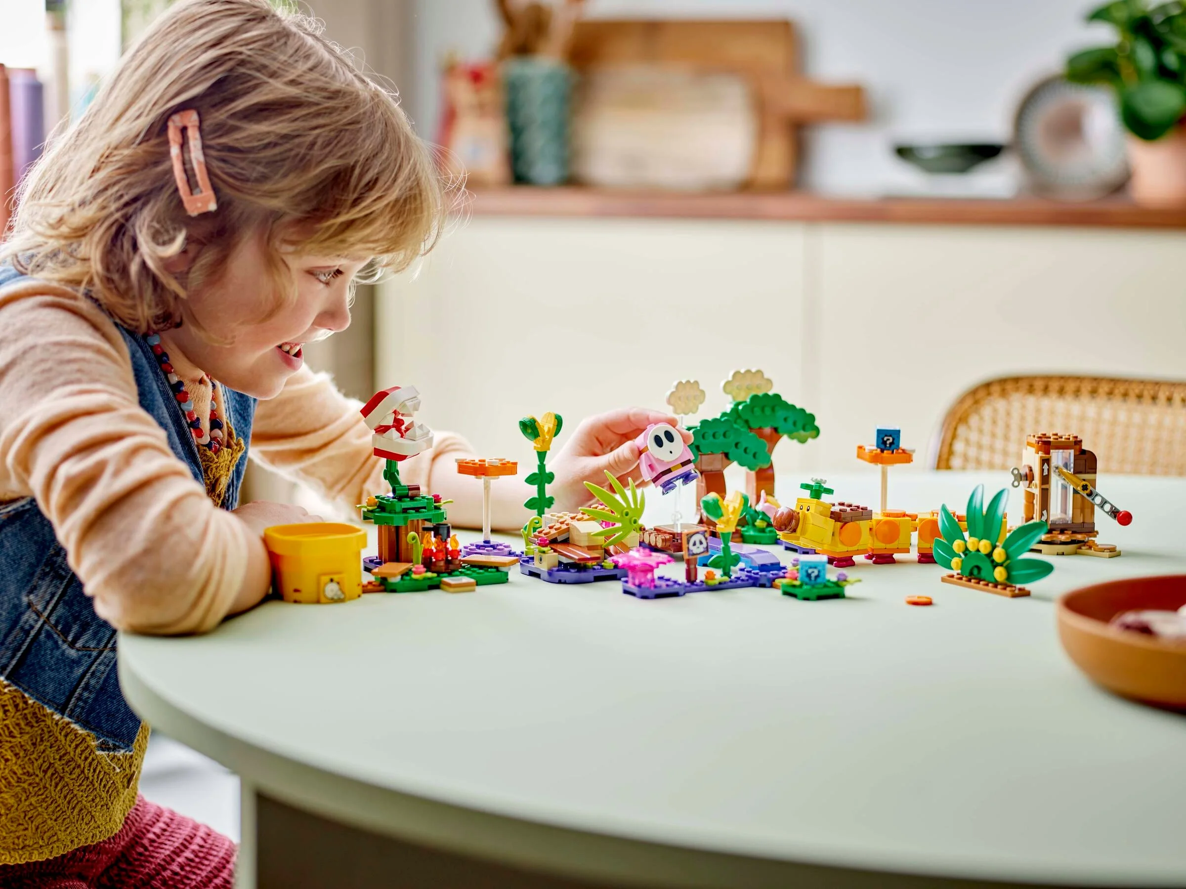 Copil se joacă cu setul LEGO Super Mario, Soda Jungle. Distracție și aventură garantate!