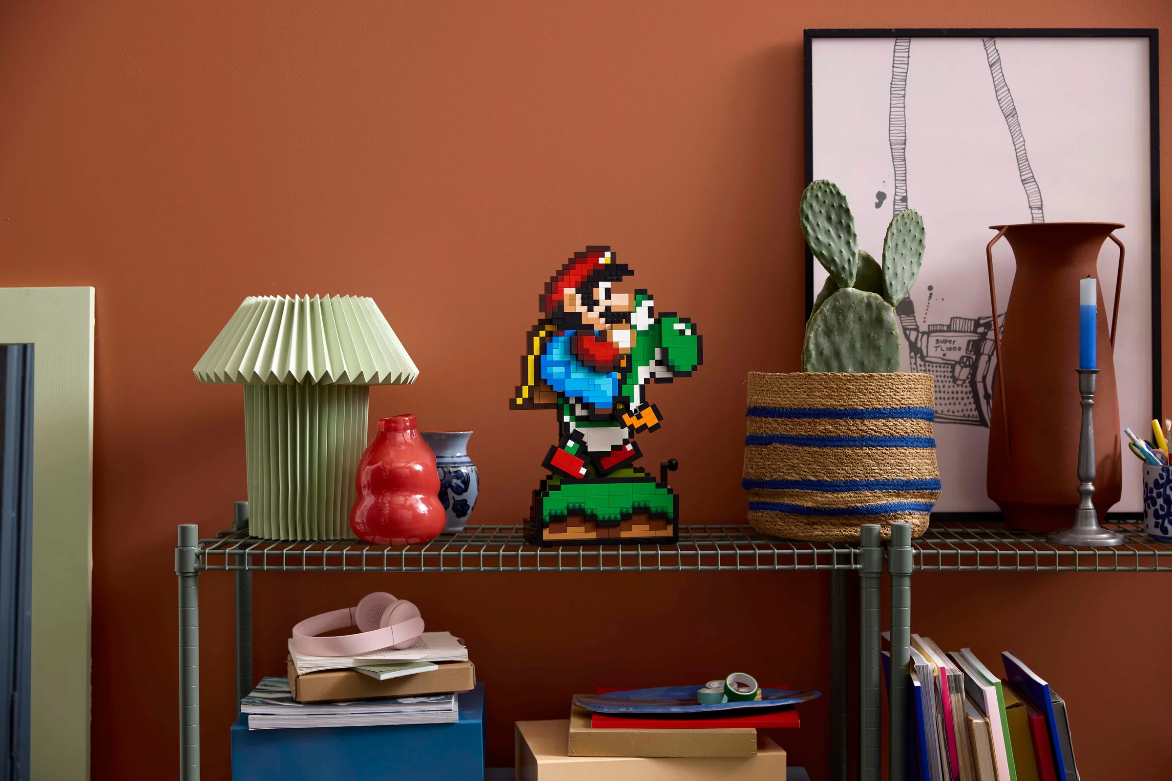 Mario și Yoshi construiți din LEGO, prezentați pe un raft într-un cadru de viață.