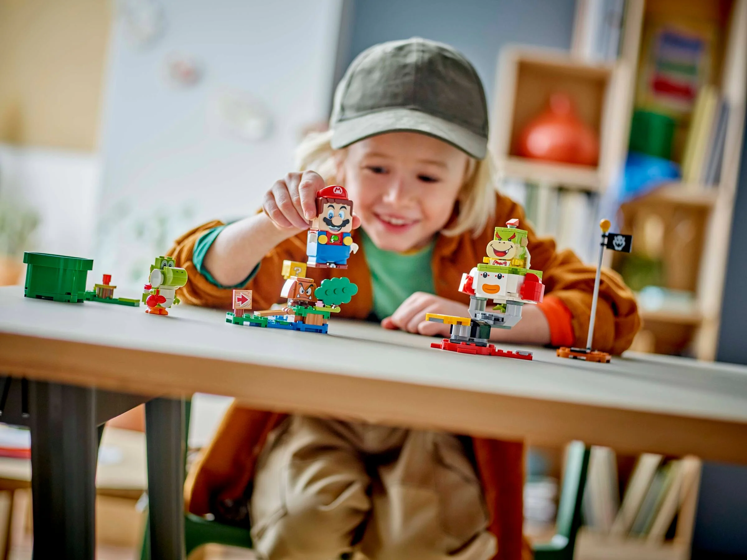 Copil se joacă cu setul LEGO Mario, explorând lumea digitală.