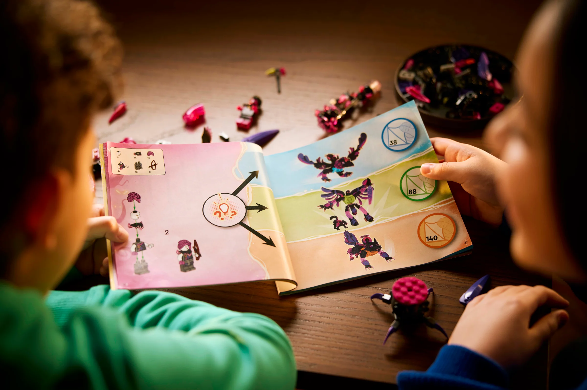 Copii construind setul LEGO 71483 cu instrucțiuni, creaturi fanteziste.