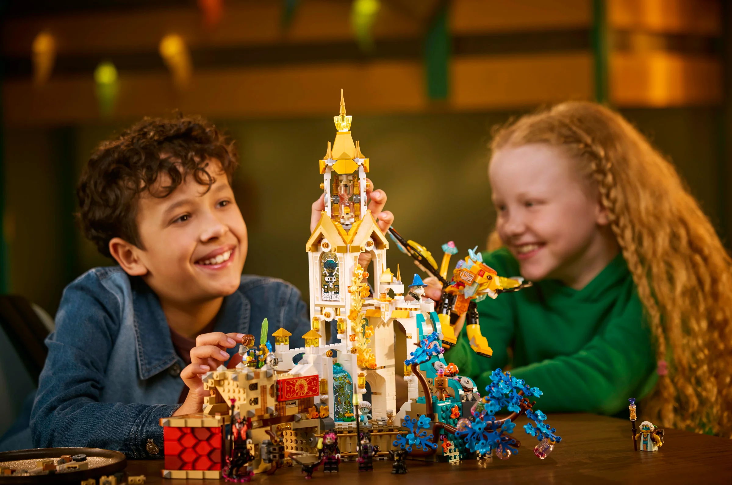 Copii zâmbitori se joacă cu castelul LEGO Dreamzzz Nocturnia. Distracție și creativitate!