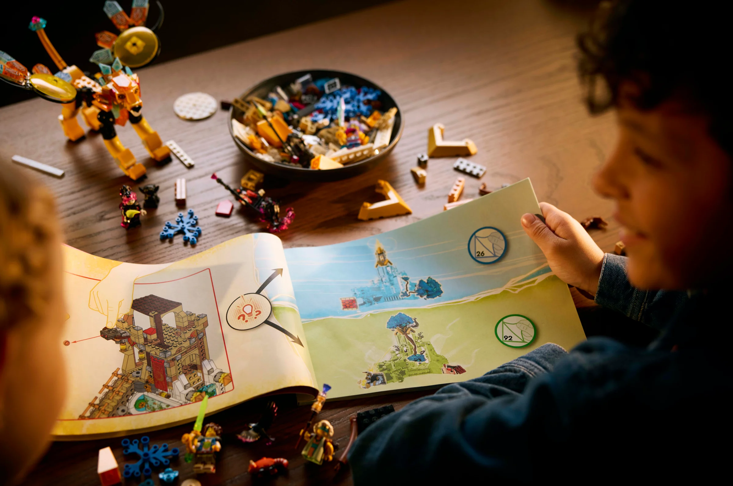 Copil construind castelul Nocturnia din setul LEGO Dreamzzz 71486, urmând instrucțiunile.
