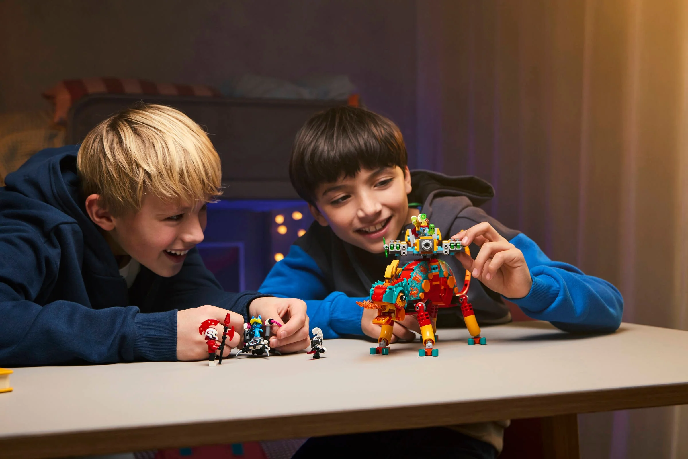 Doi copii se joacă cu cameleonul LEGO Dreamzzz. O imagine plină de bucurie și creativitate.