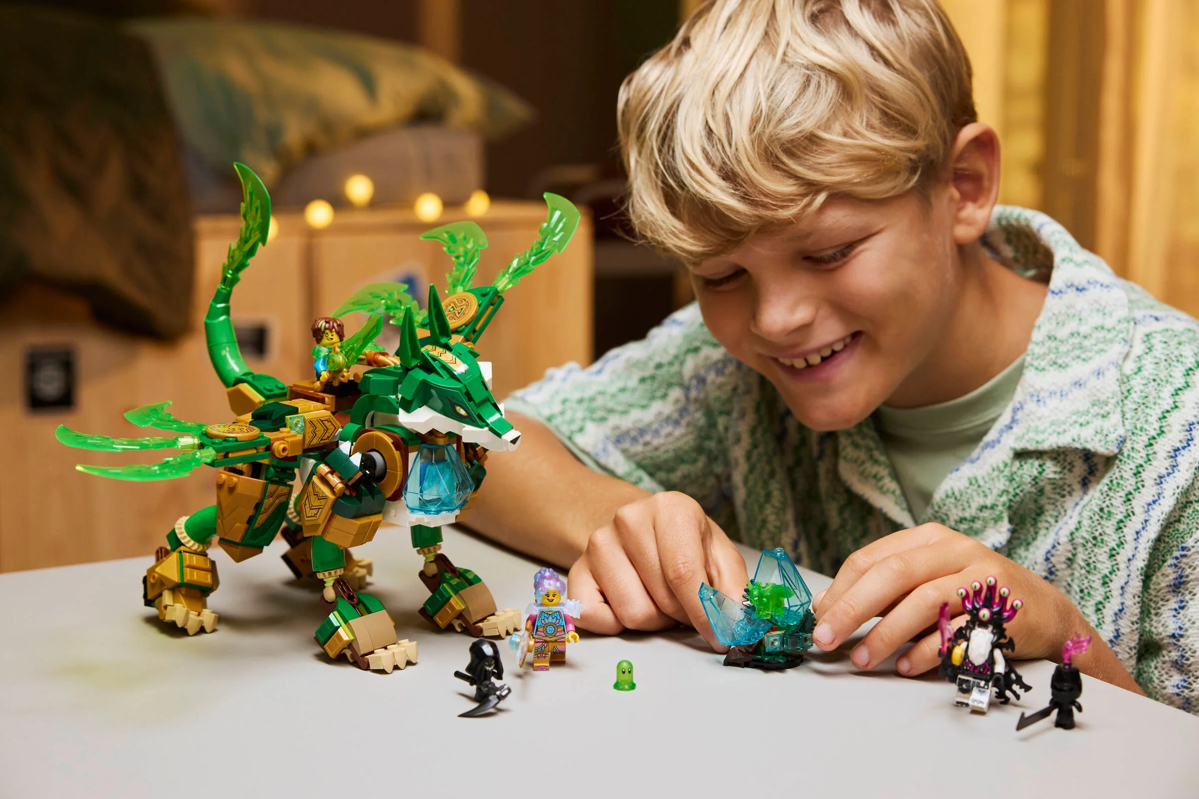 Un copil se joacă cu setul LEGO DREAMZzz 71508, Fox Guardian Mech.