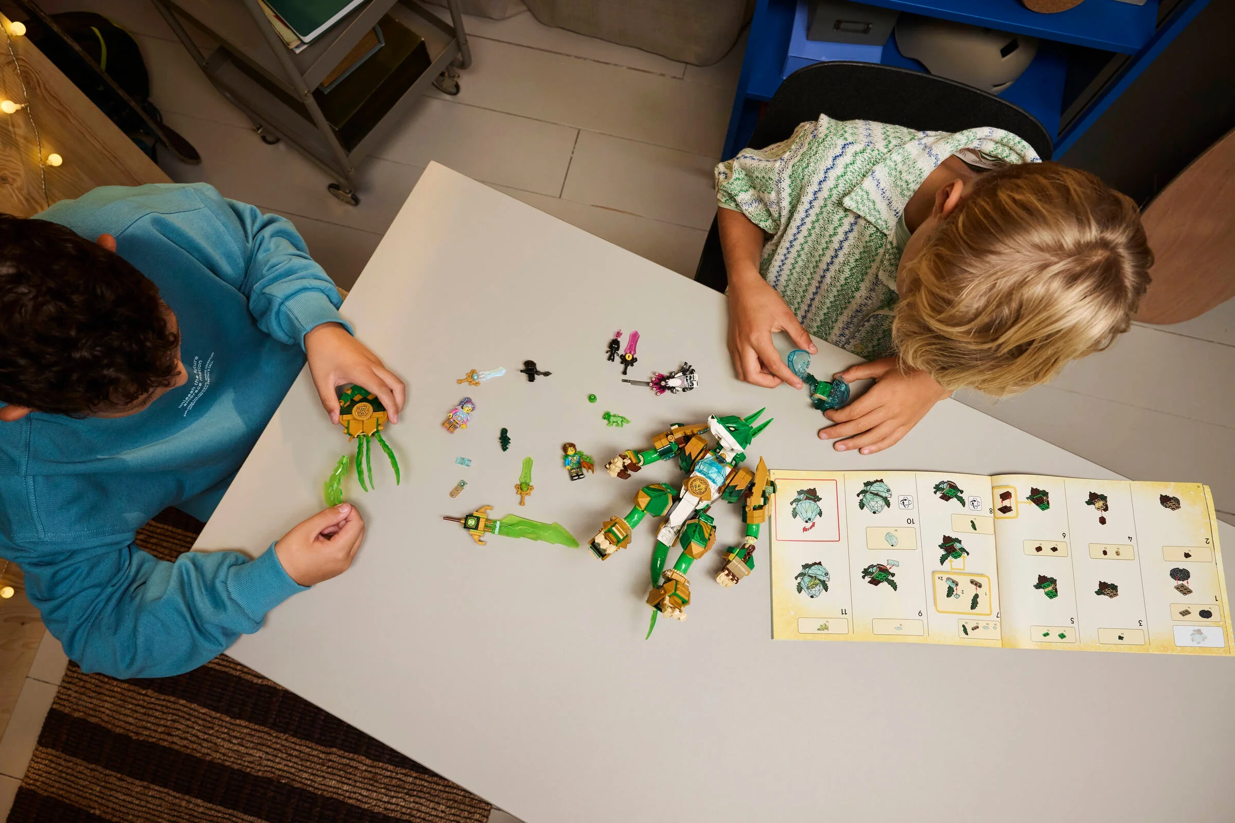 Doi copii construiesc setul LEGO 71508, Fox Guardian Mech, folosind instrucțiunile.