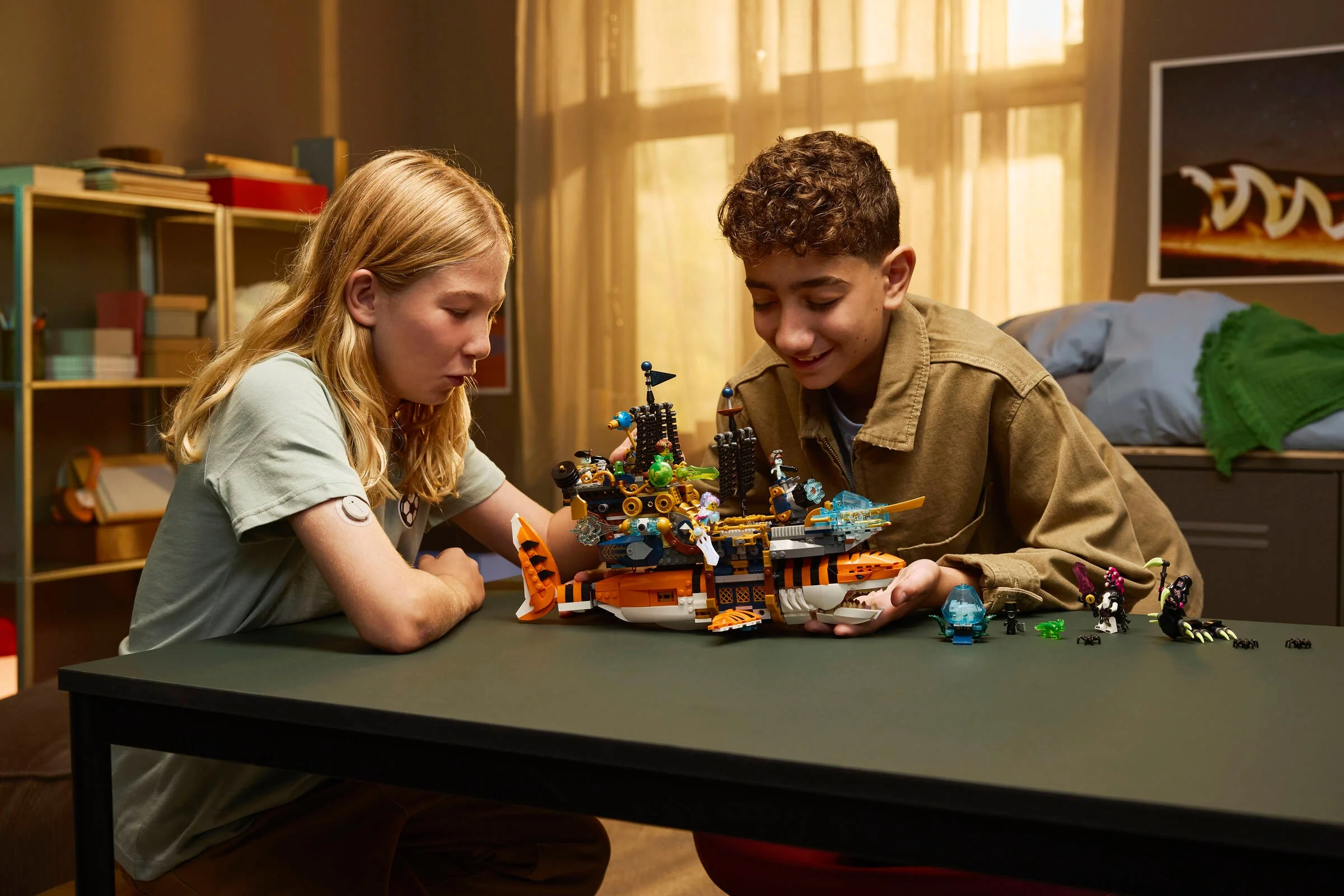 Copii construiesc setul LEGO Dreamzzz 71515, cu zâmbetul pe buze.