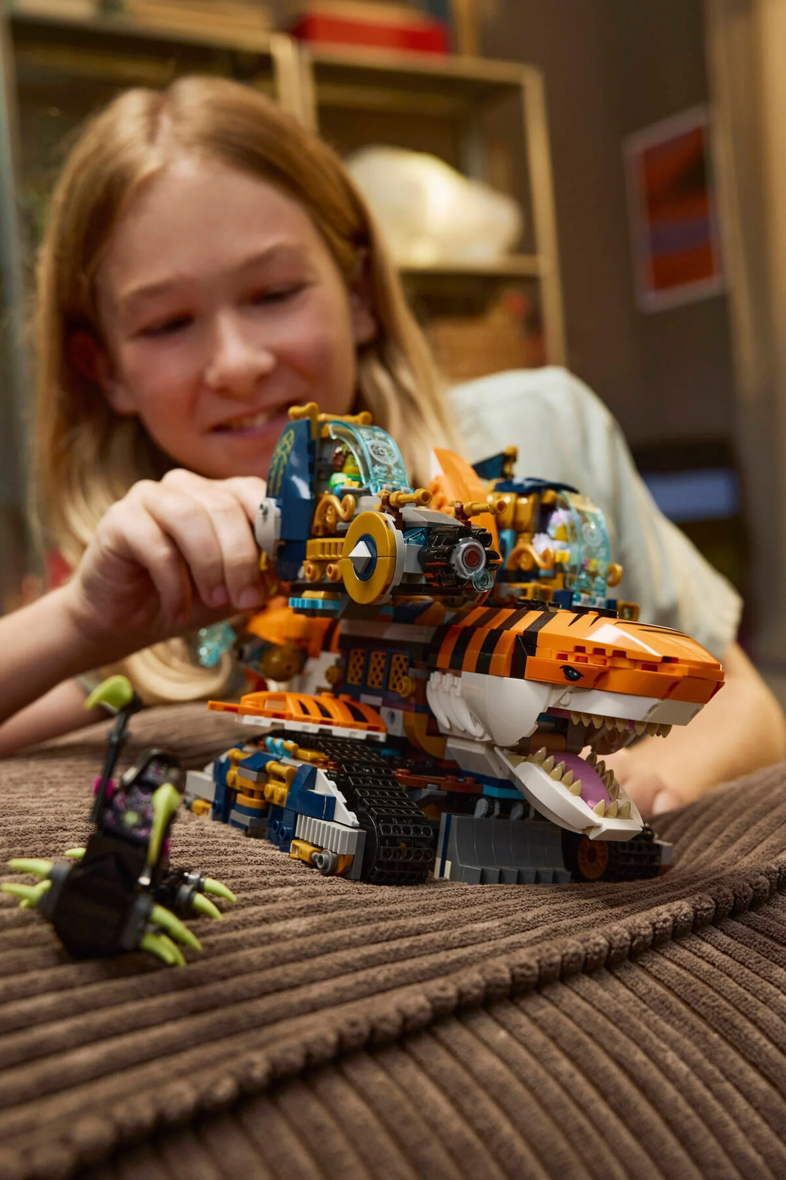Fetiță interacționând cu tancul Rechin Tigru LEGO Dreamzzz 71515. Distracție cu jucării LEGO!