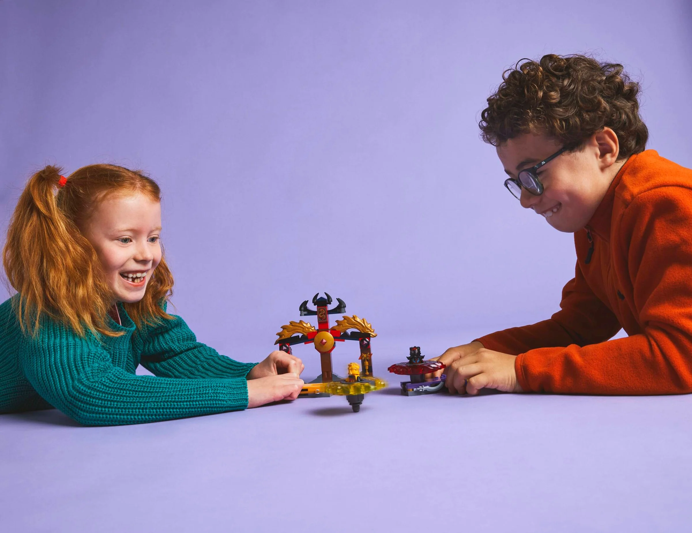 Copii se joacă cu setul LEGO Ninjago Dragon Spinjitzu. Distracție și aventură cu ninja.