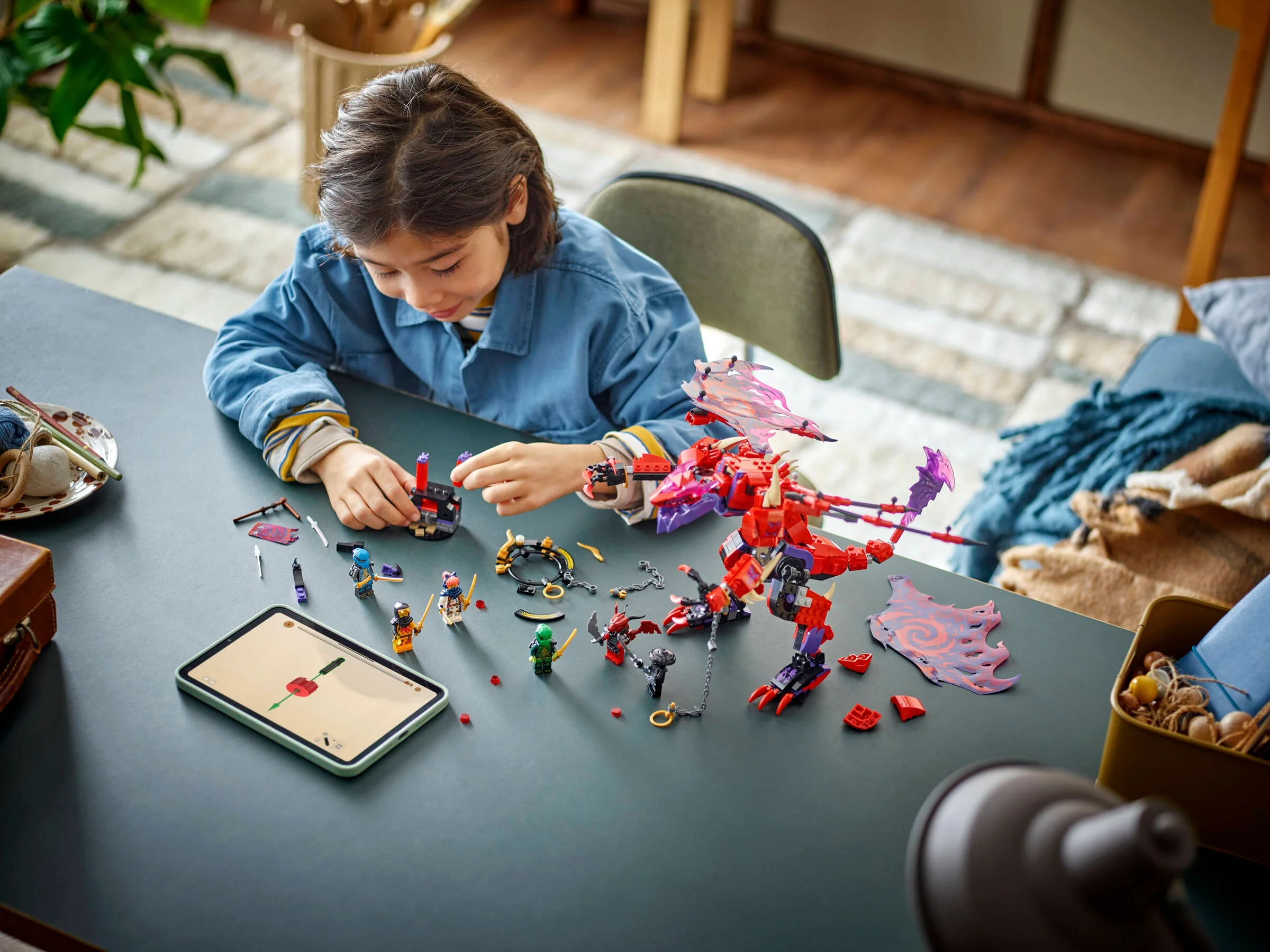 Copil construind dragonul Thunderfang. Set detaliat cu minifigurine și accesorii LEGO Ninjago.