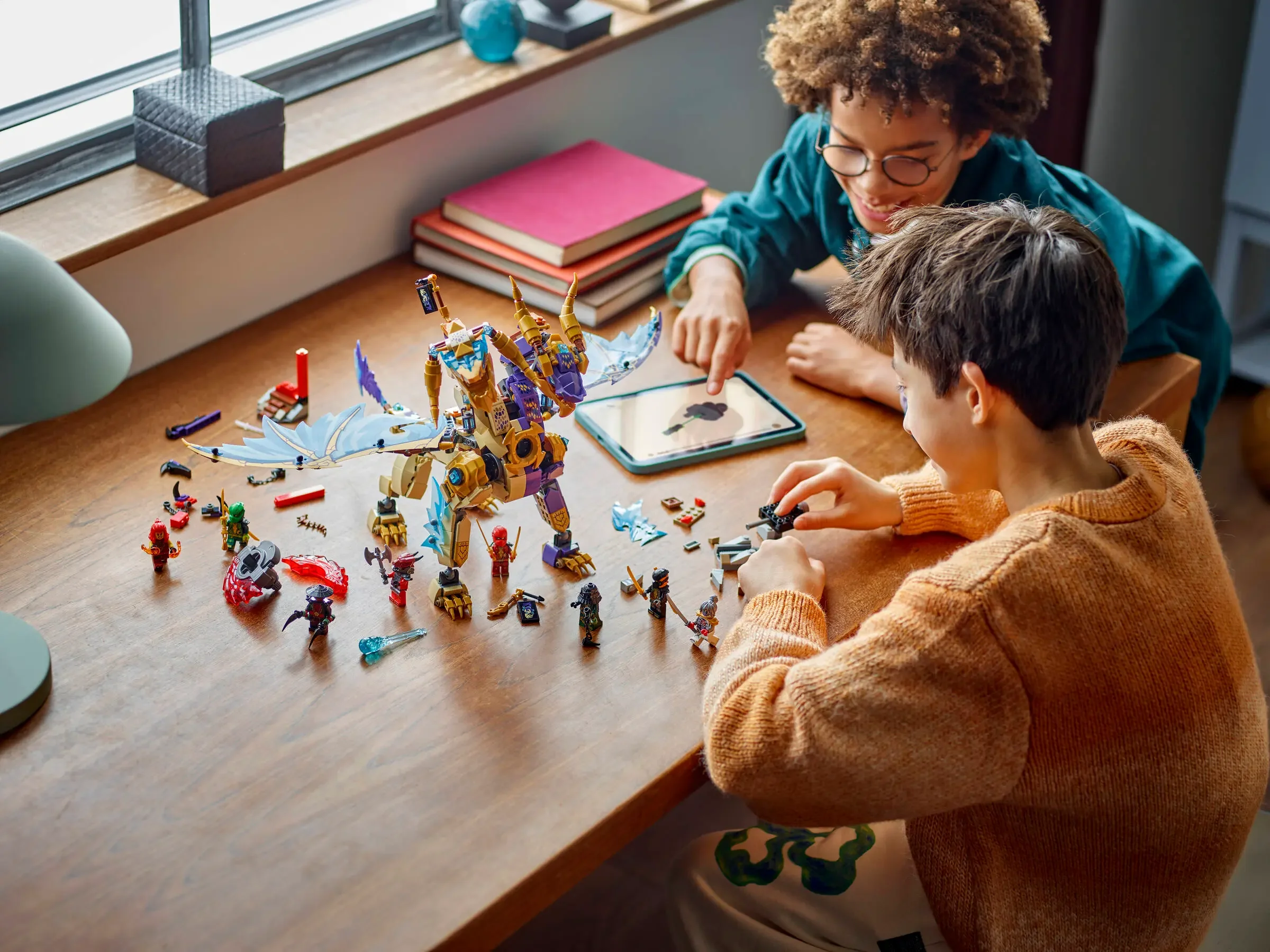 Copii construind dragonul Arc. Set Ninjago 71836 în prim-plan. Distracție și creativitate!