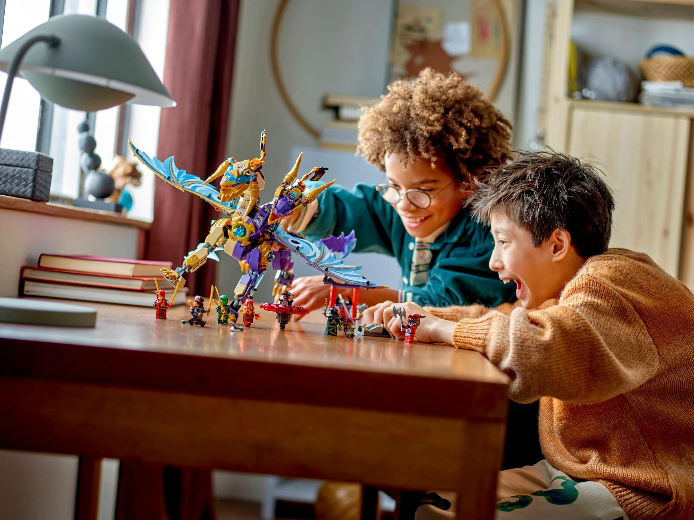 Copii se joacă cu dragonul LEGO 71836 Arc Dragon of Focus. Distracție și aventură!