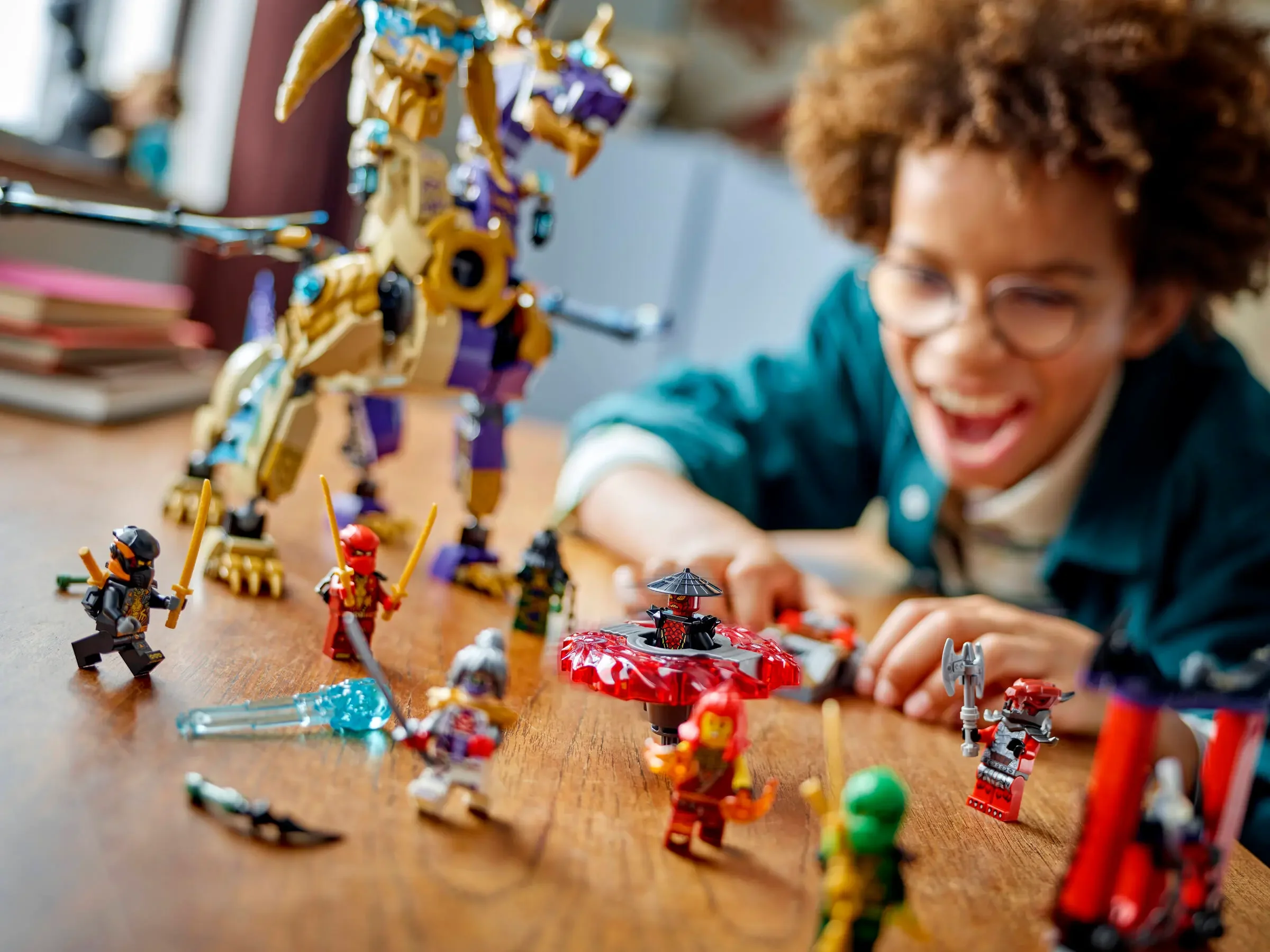 Copil se joacă cu setul LEGO Ninjago 71836, „Dragonul Arcaș al Focalizării”.