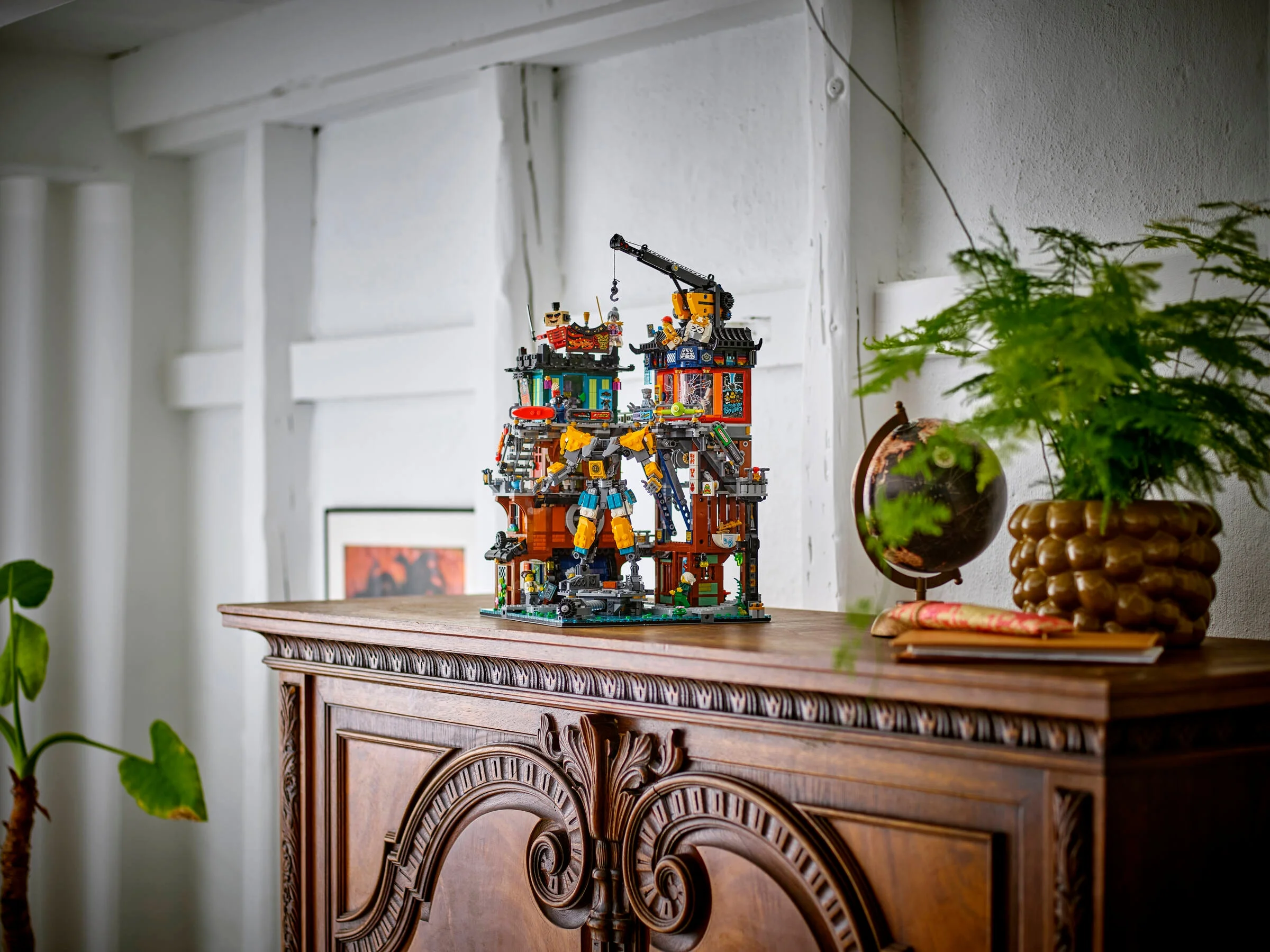Setul LEGO 71837, Atelierele Orașului NINJAGO, expus pe o mobilă vintage. Detaliu atractiv.