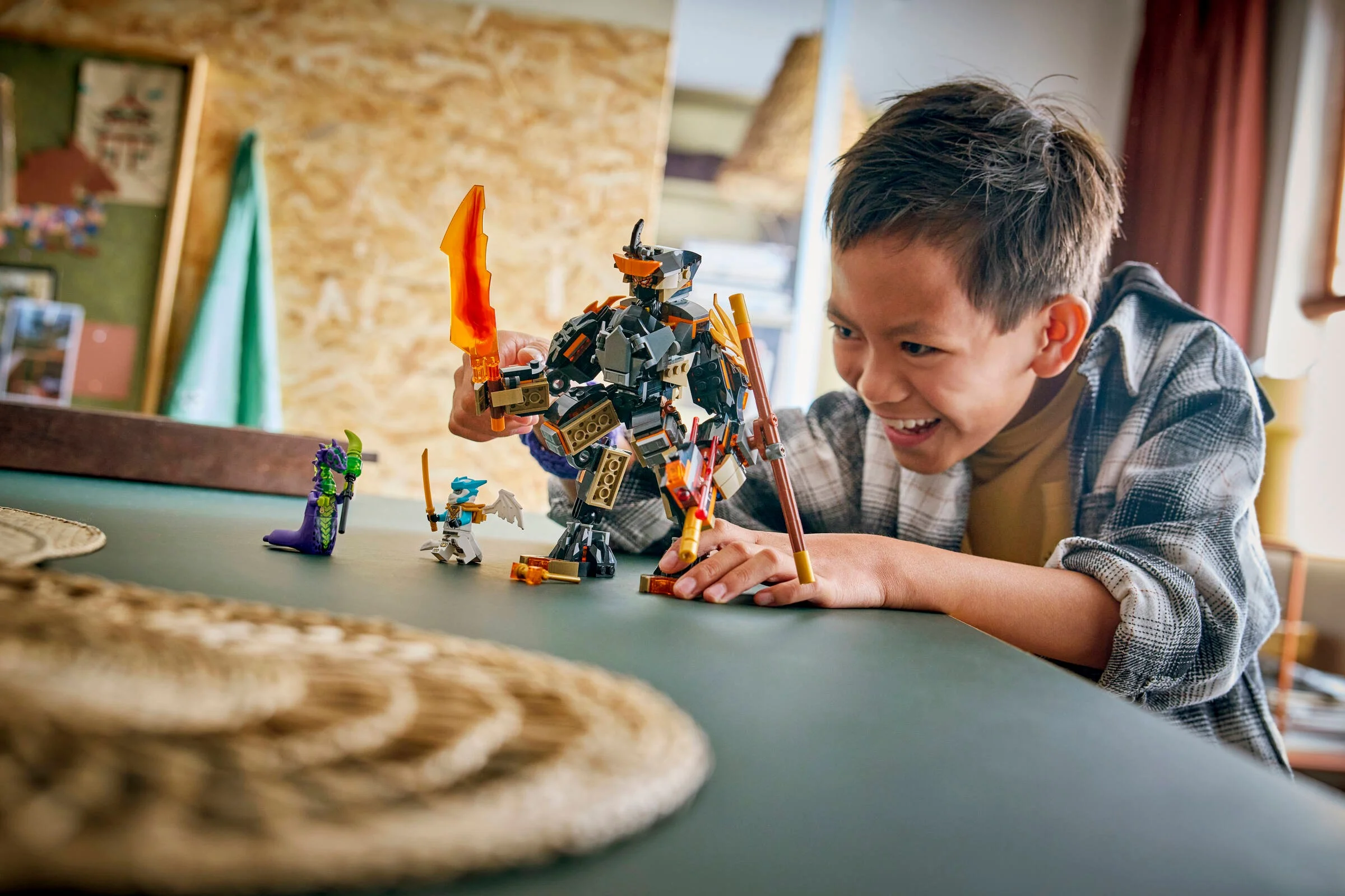 Copil jucându-se cu setul LEGO Ninjago 71854. Distracție și aventură!