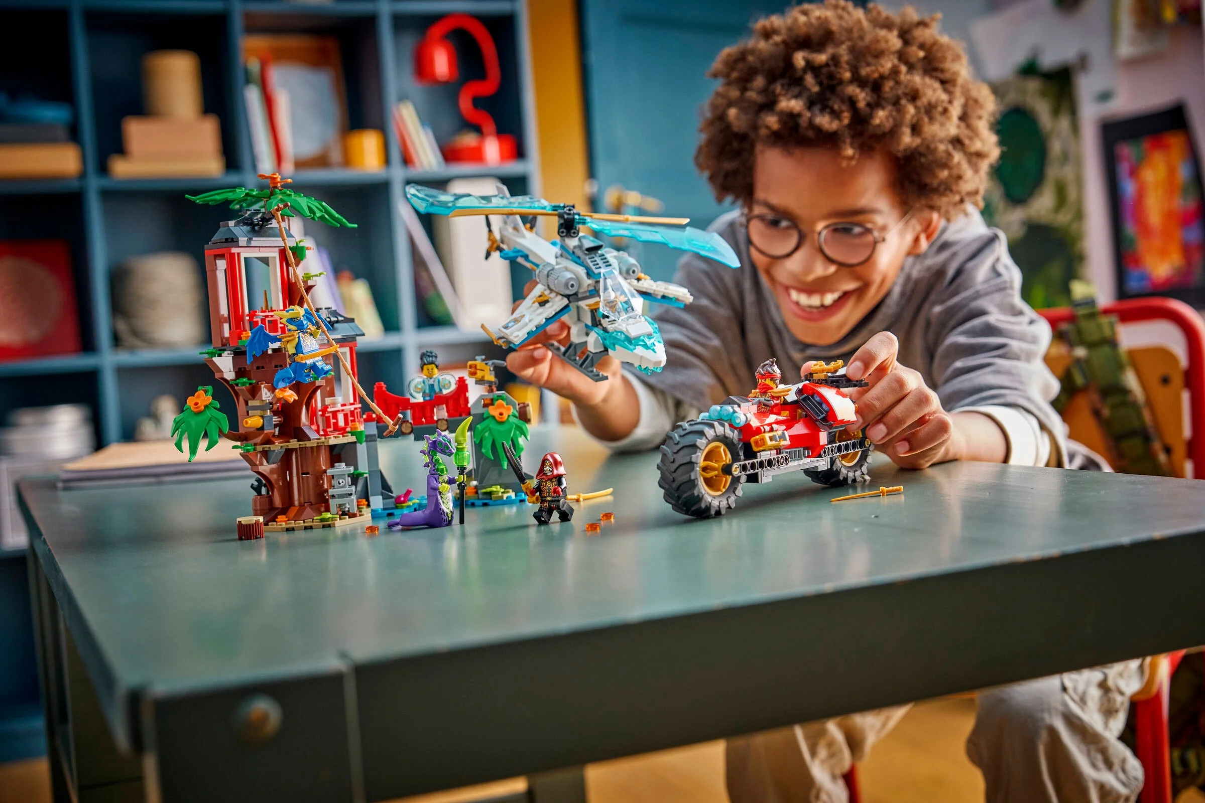 Copil se joacă cu setul LEGO Ninjago 71857, într-o scenă plină de acțiune și aventură.