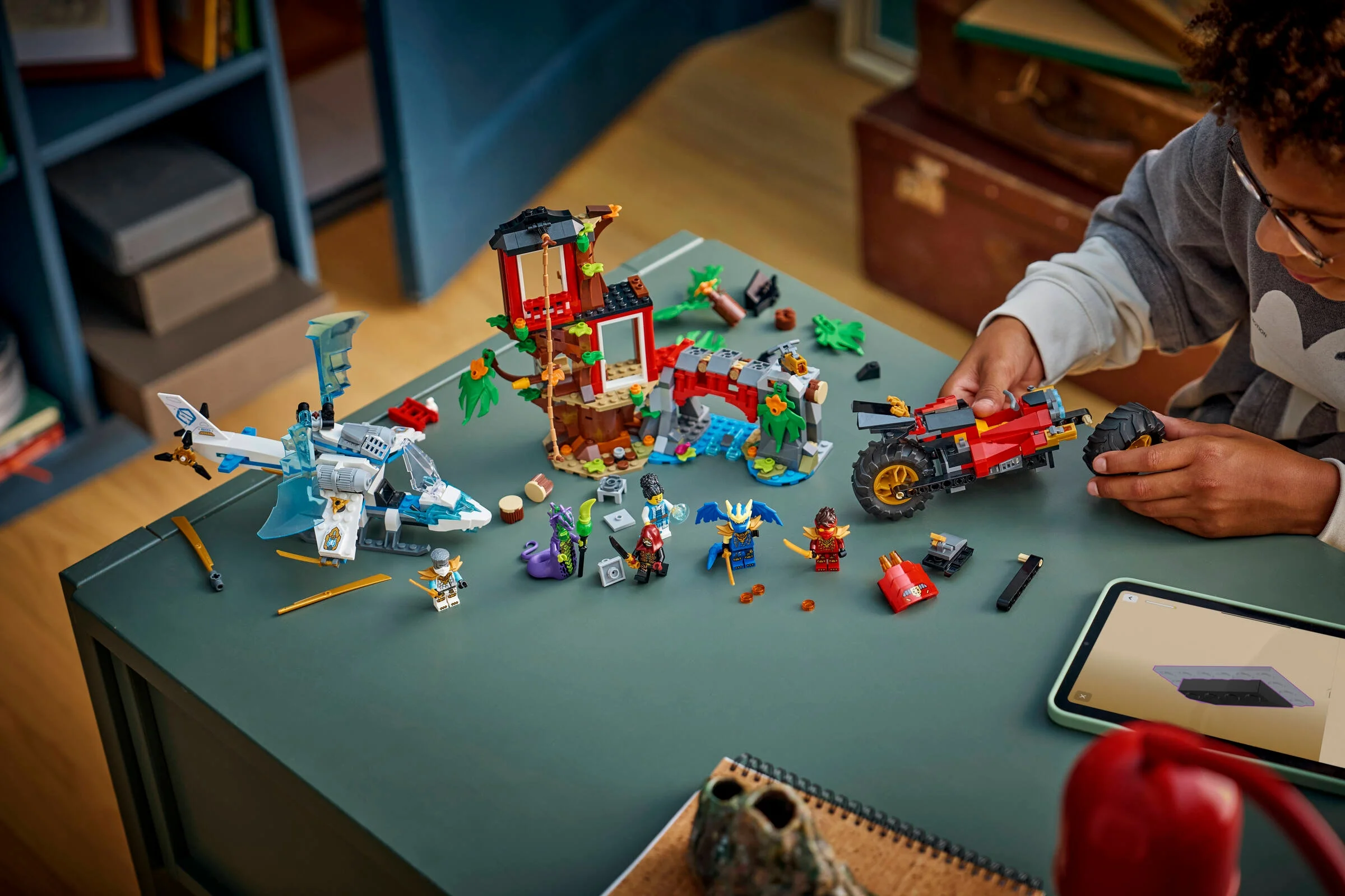 Imagine cu setul LEGO Ninjago 71857, o fetiță asamblând vehiculul roșu. Distracție garantată!